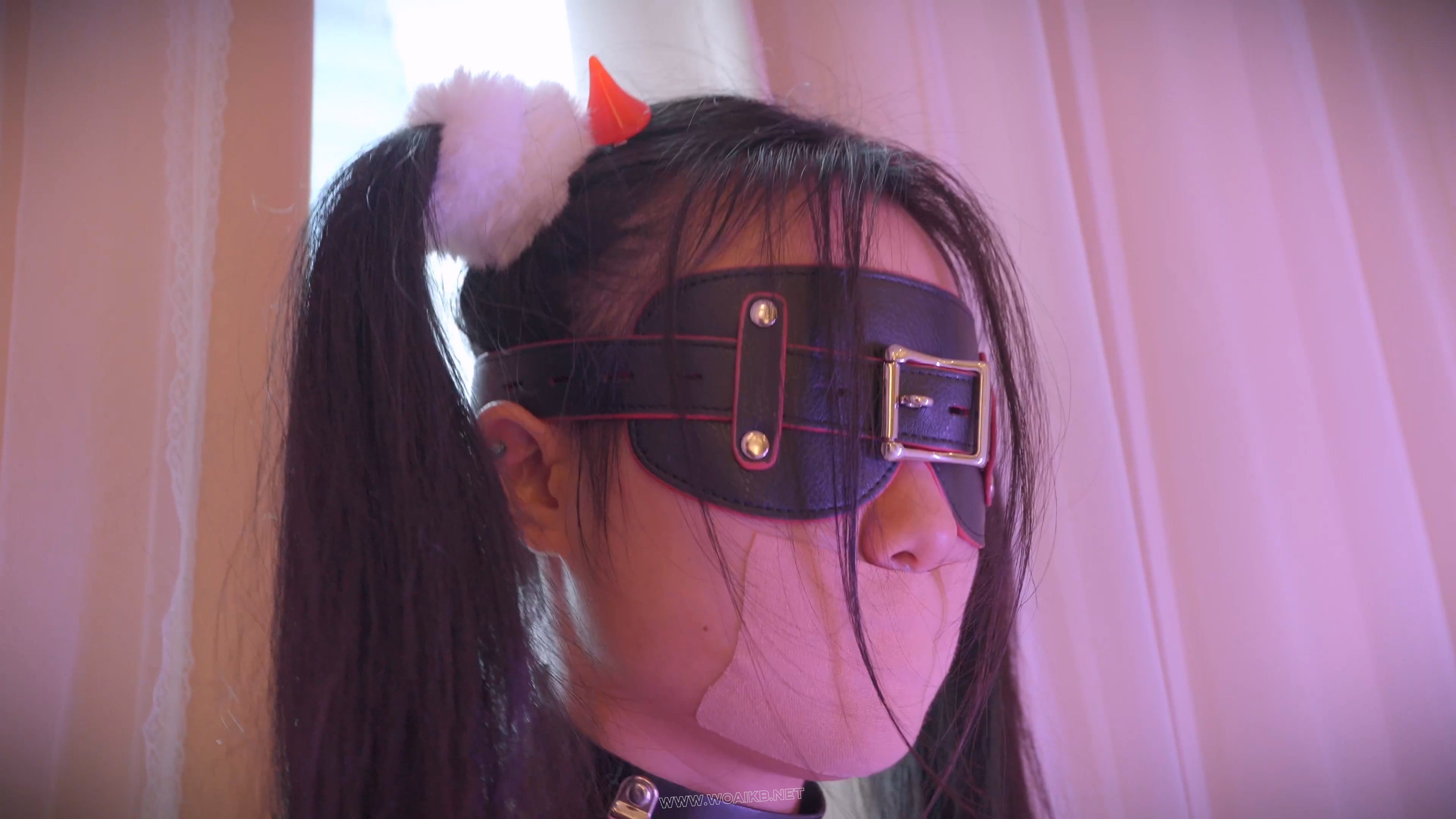 《My girl 2》双马尾小恶魔，可爱又淘气，黑丝大长腿捆在一起，放置窗台并腿罚站， 预览图