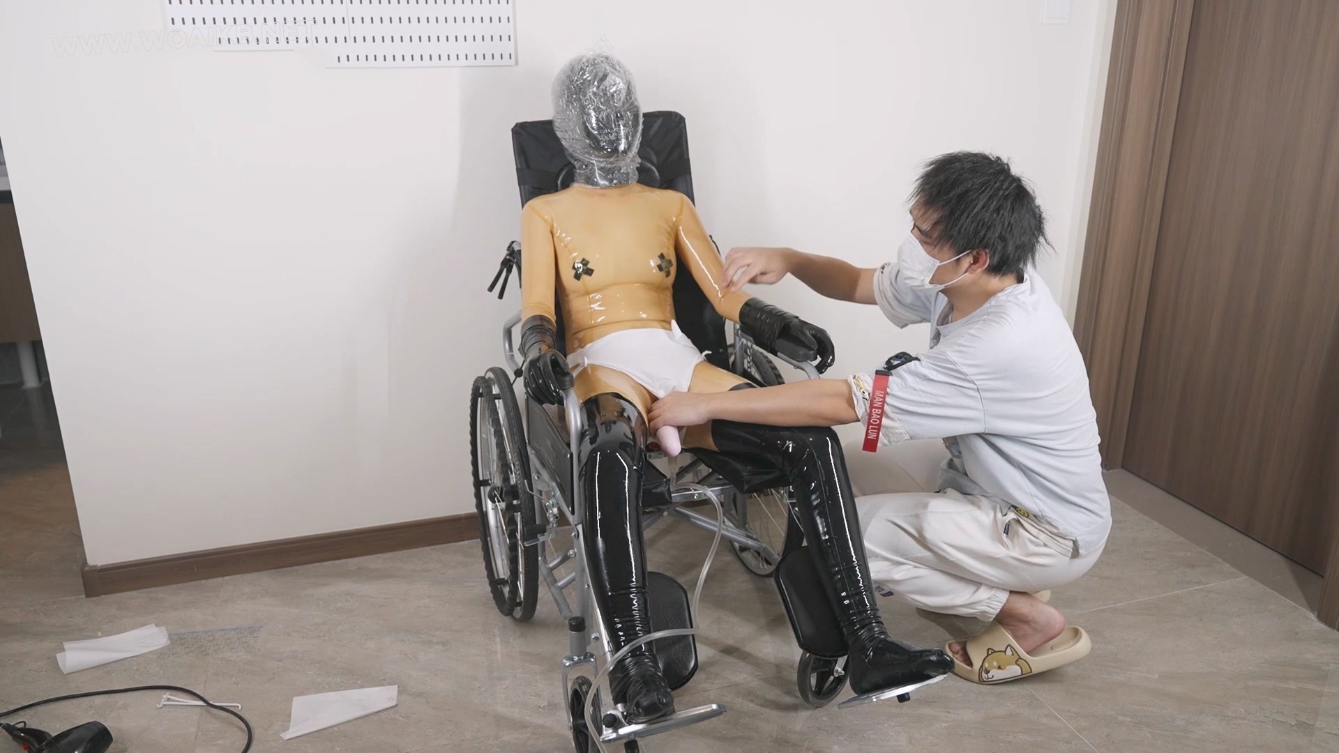 【小萌同学】轮椅少女实验，硅胶头壳保鲜膜有点漏气~ 预览图