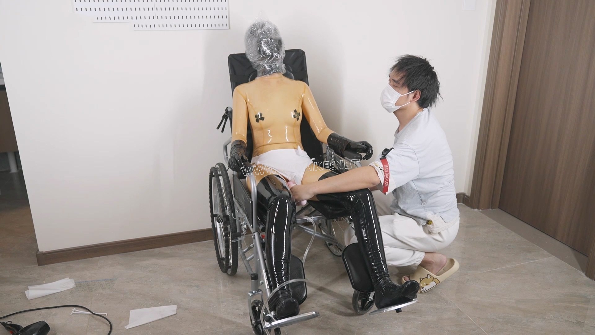 【小萌同学】轮椅少女实验，硅胶头壳保鲜膜有点漏气~ 预览图