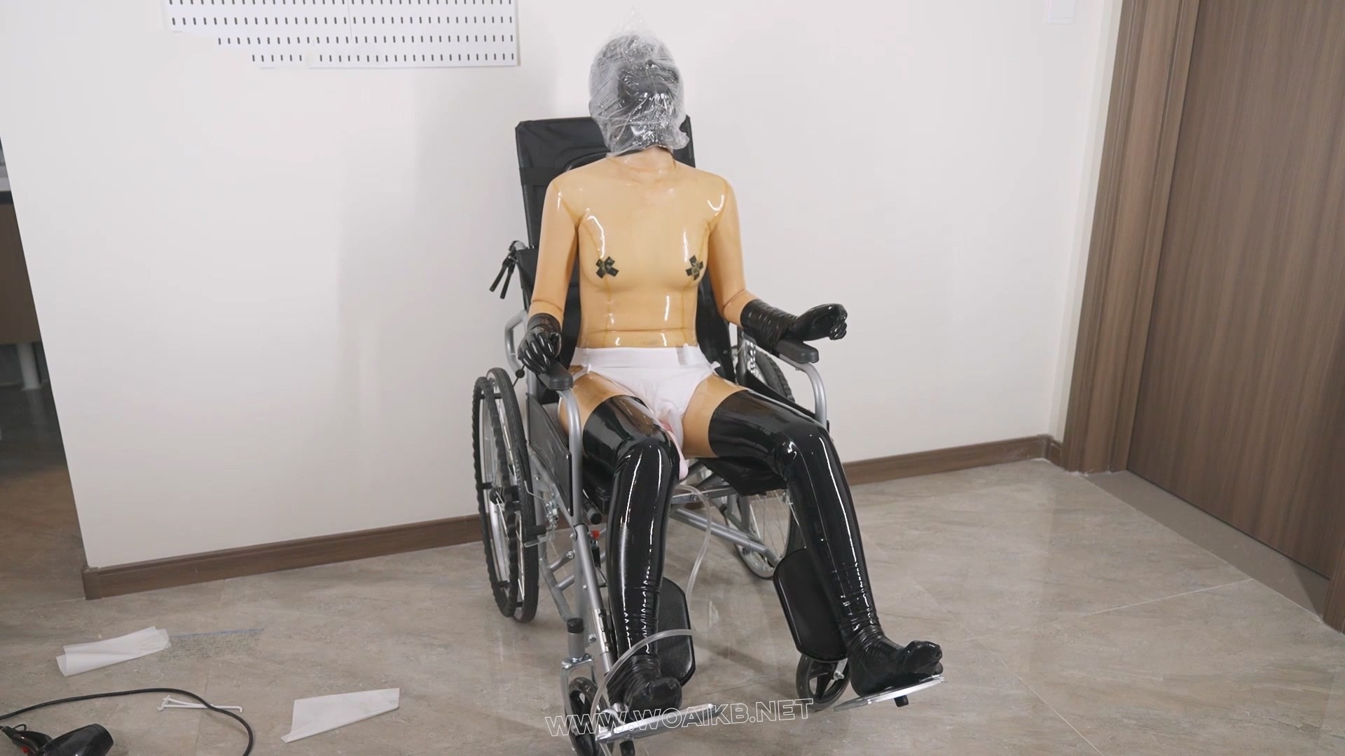 【小萌同学】轮椅少女实验，硅胶头壳保鲜膜有点漏气~ 预览图