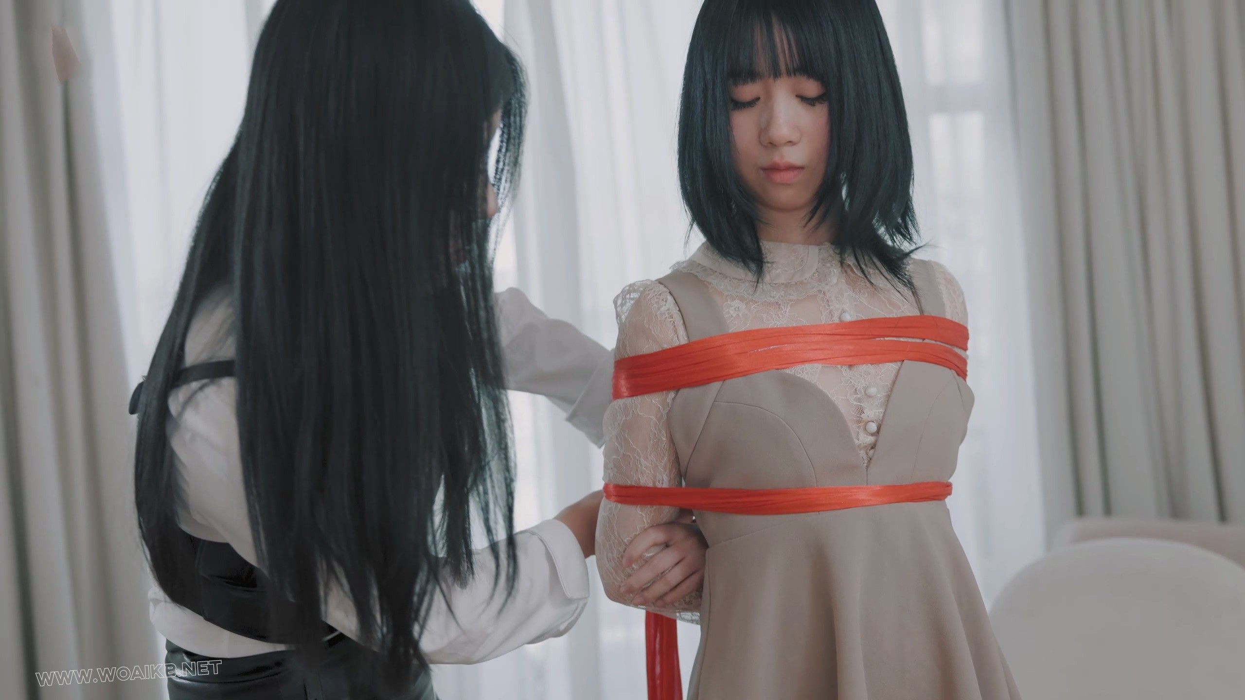 黑丝女S捆绑调教白丝小萝莉 预览图