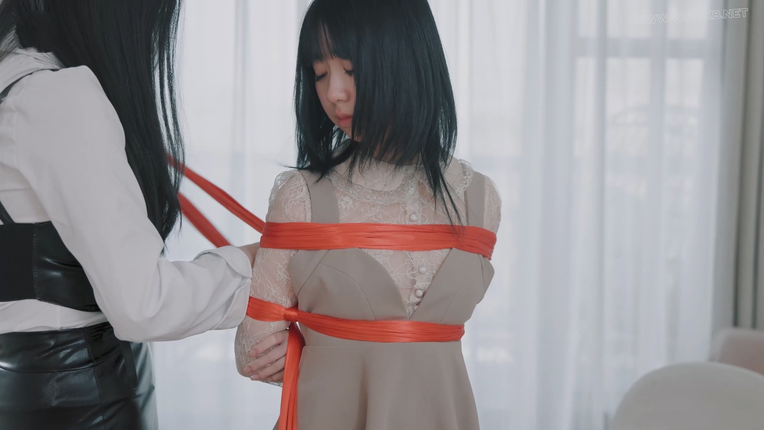黑丝女S捆绑调教白丝小萝莉 预览图