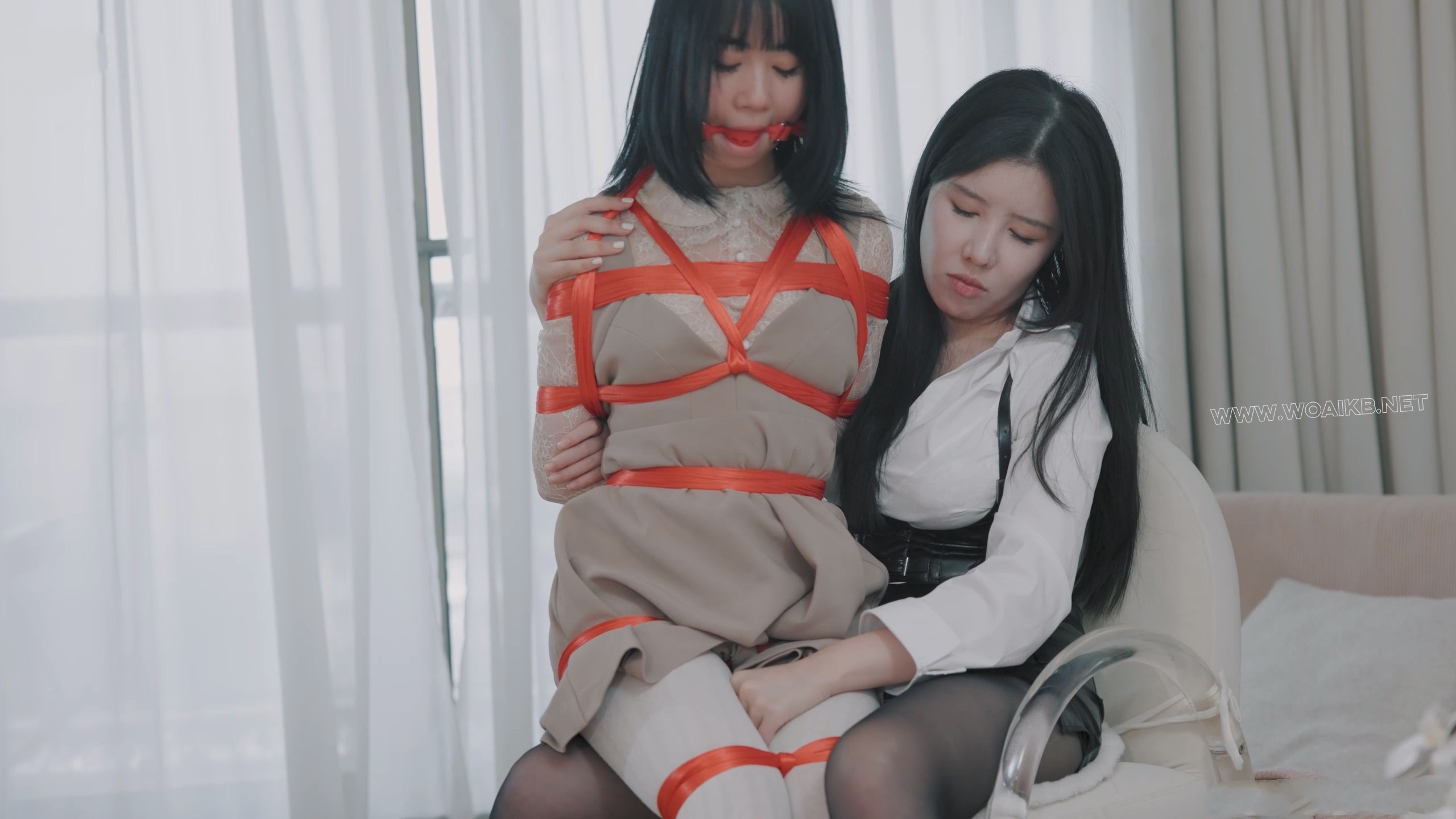 黑丝女S捆绑调教白丝小萝莉 预览图
