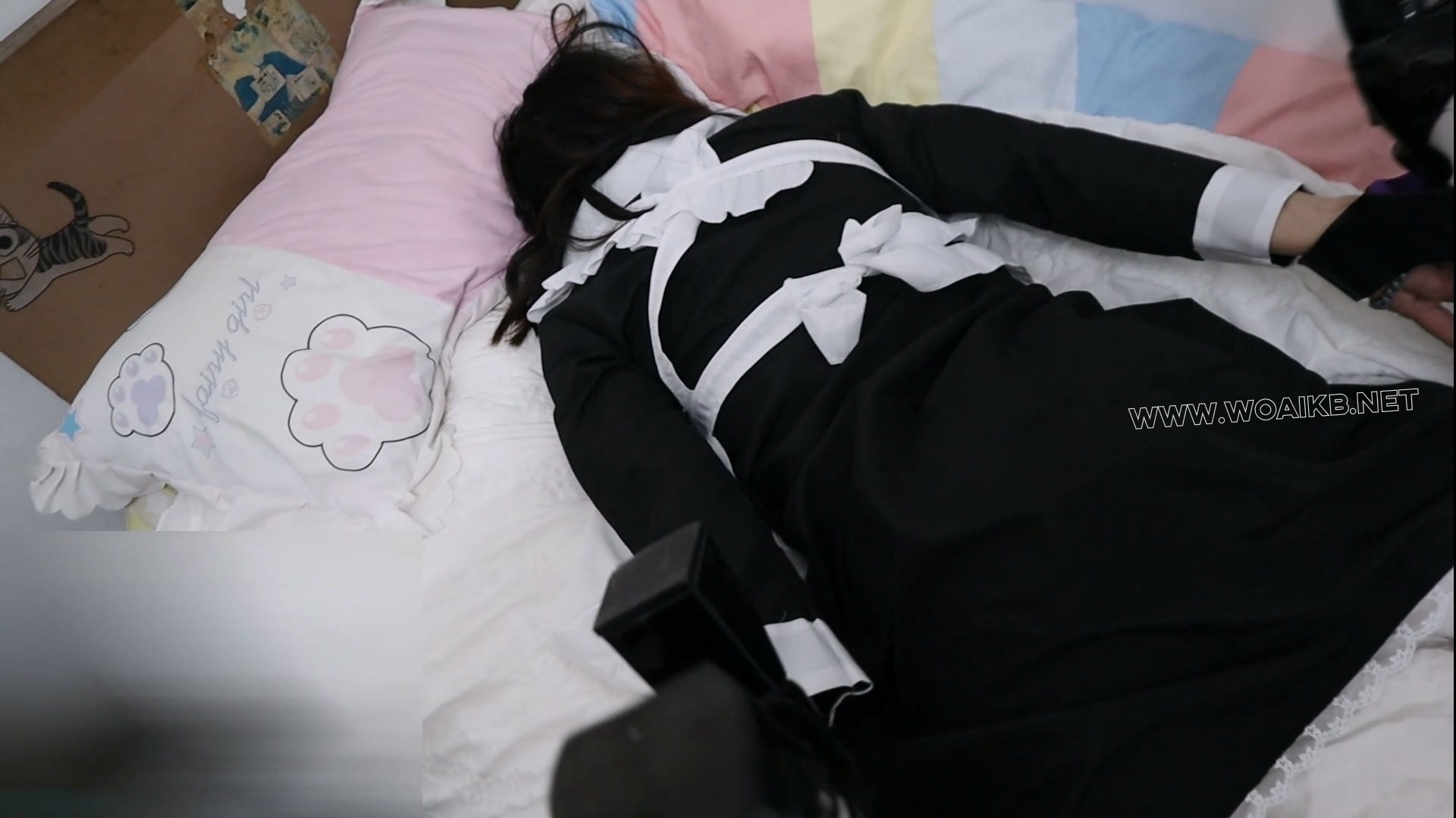 超美高跟鞋的白丝女仆手拿鞭子跪在你面前，这么可爱又乖的女仆，还不快用拘束带绑 预览图