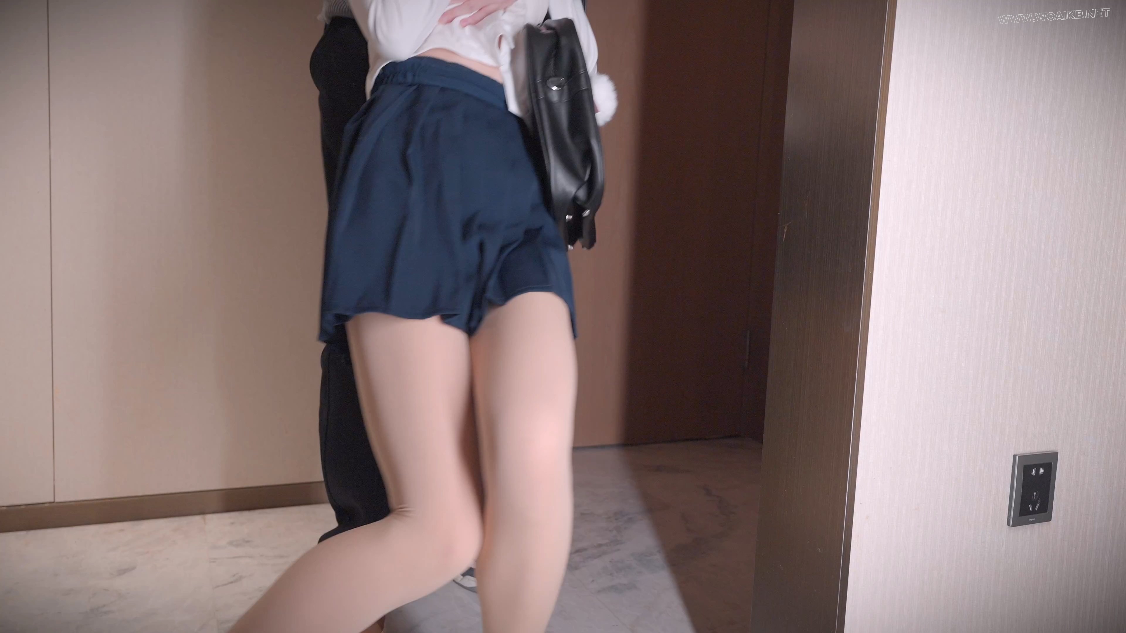 《JK少女狩猎手册》JK软妹一进门，被捂晕……妹纸醒来想要逃跑，抓住玉足尽情玩弄… 封面图