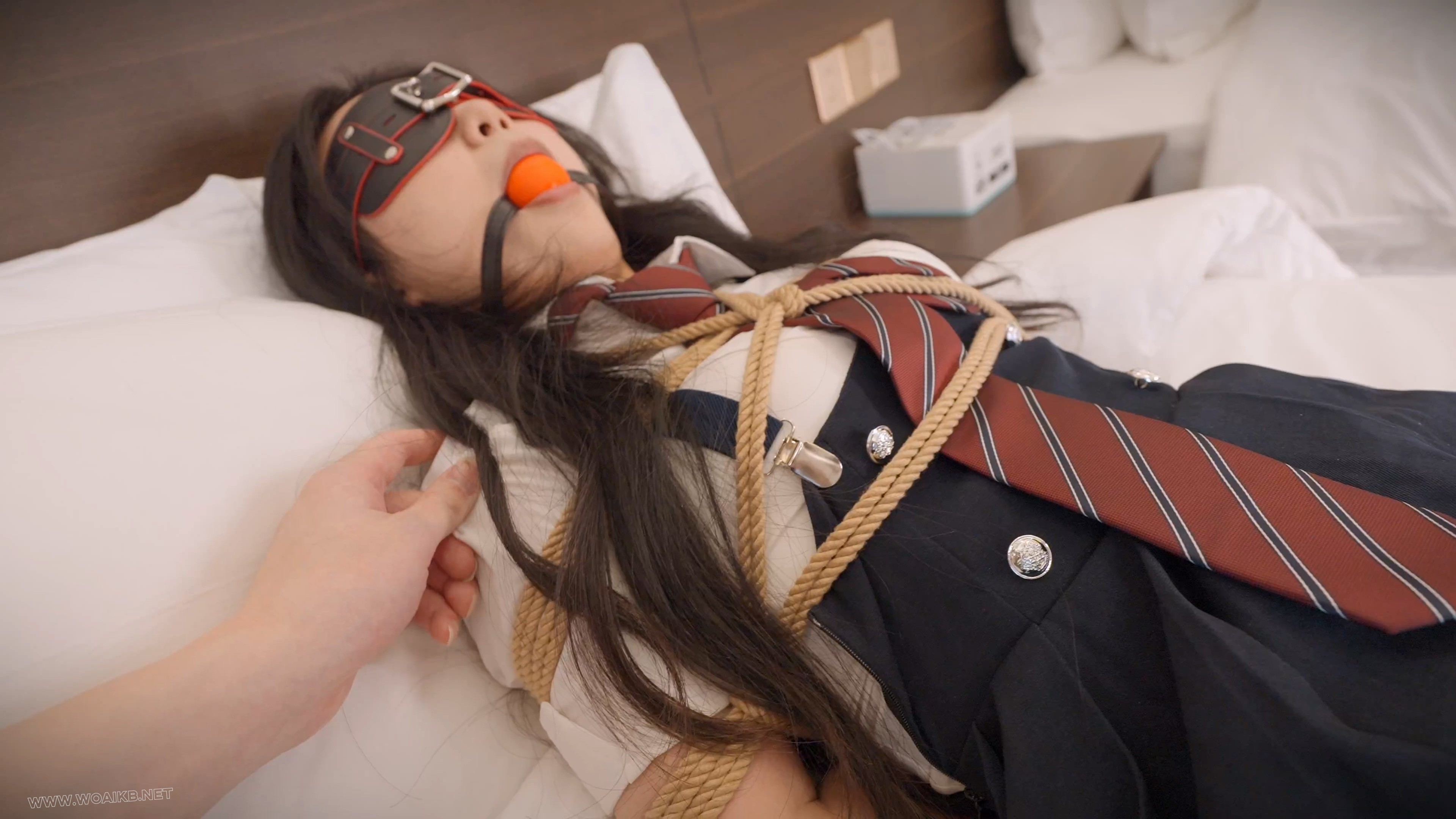 《JK少女狩猎手册2》jk少女应聘兼职，进门看到房间没人，坐等着无聊，从皮包里偷偷 预览图