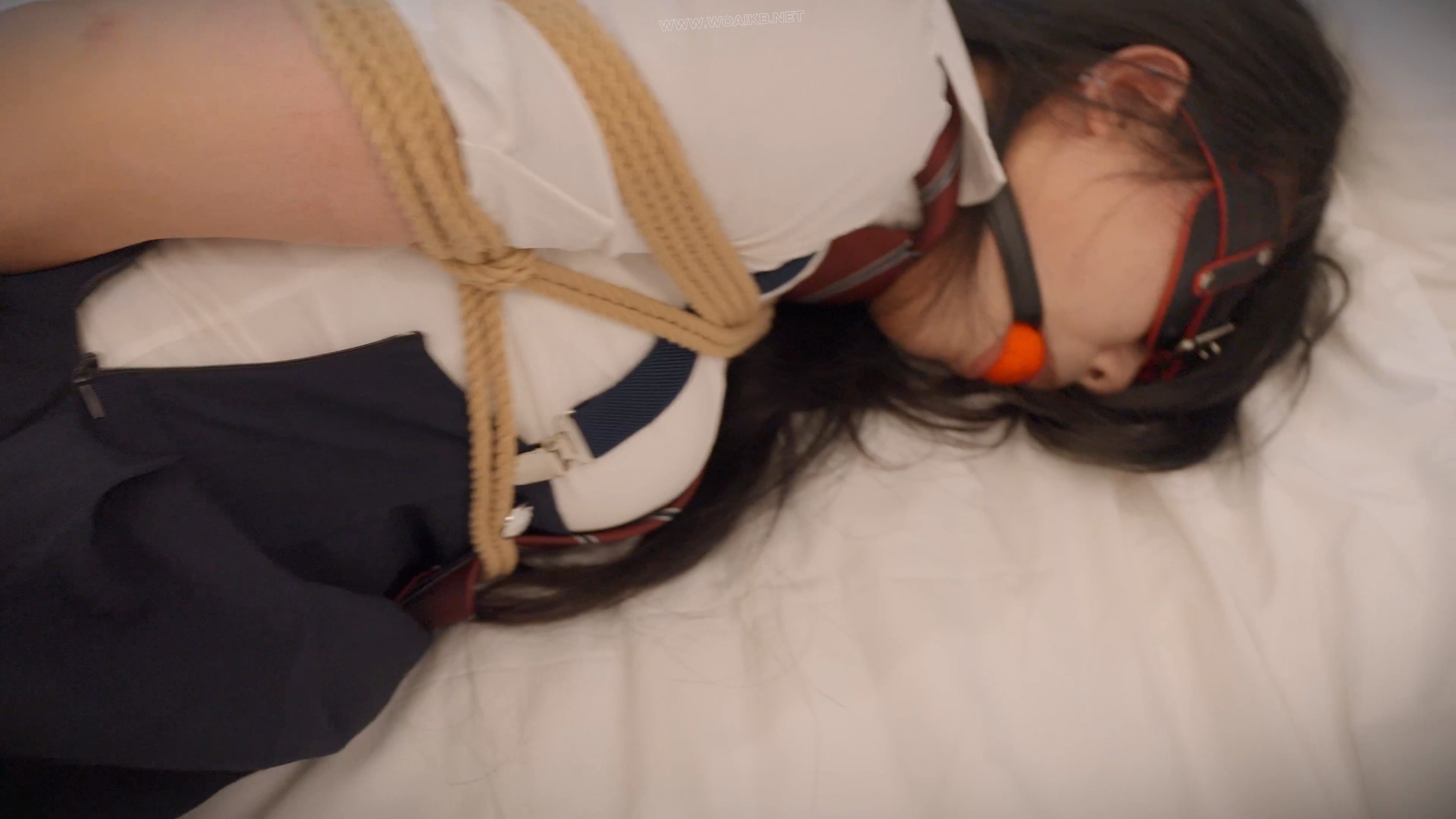 《JK少女狩猎手册2》jk少女应聘兼职，进门看到房间没人，坐等着无聊，从皮包里偷偷 预览图