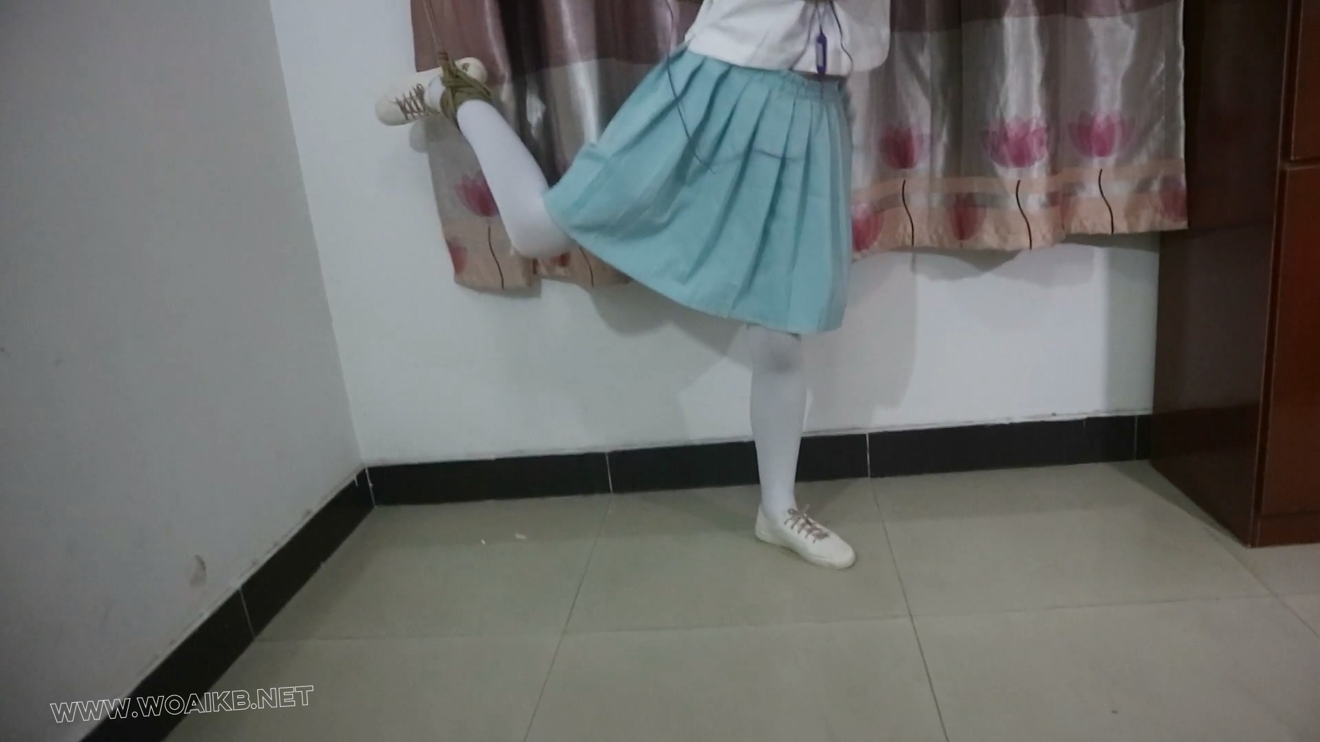 【臭脚妹妹】【白丝JK】【小白鞋】【丝袜堵嘴】【TD】【吊】 预览图