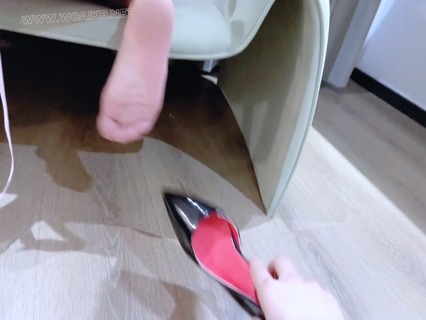 你的线上小m 失禁篇 电击器贴片+滚轮针刺+尾巴 +胶带封嘴+tk+sp+av棒强制 +颈部抑 预览图