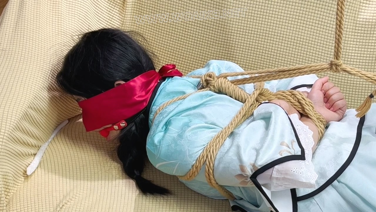 【臭脚妹妹第一部cos作品】【M字开脚】【口球】【白一带】【白丝】【金属强制开脚】 预览图