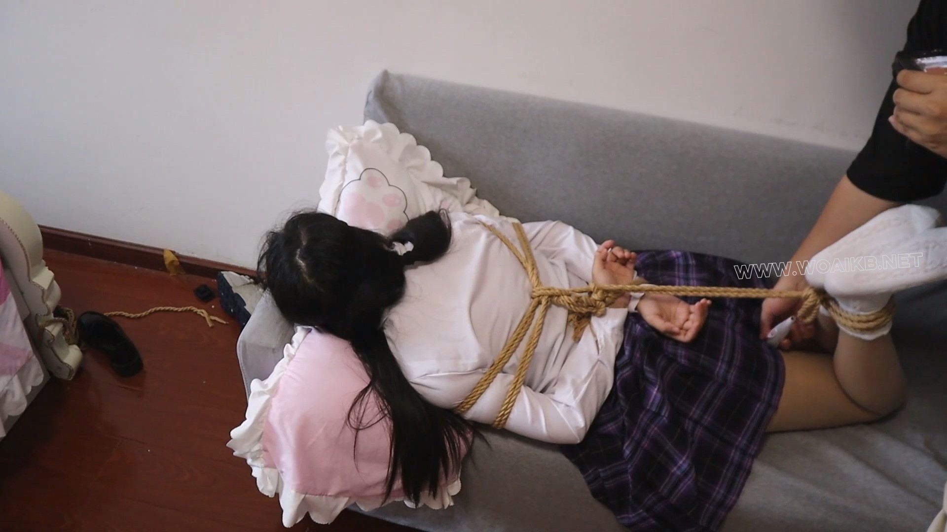 【荷仙少女】双视角 美美自拍后被抓起调教的安安姐姐，绳子死死绑住的敏感双马尾的 预览图