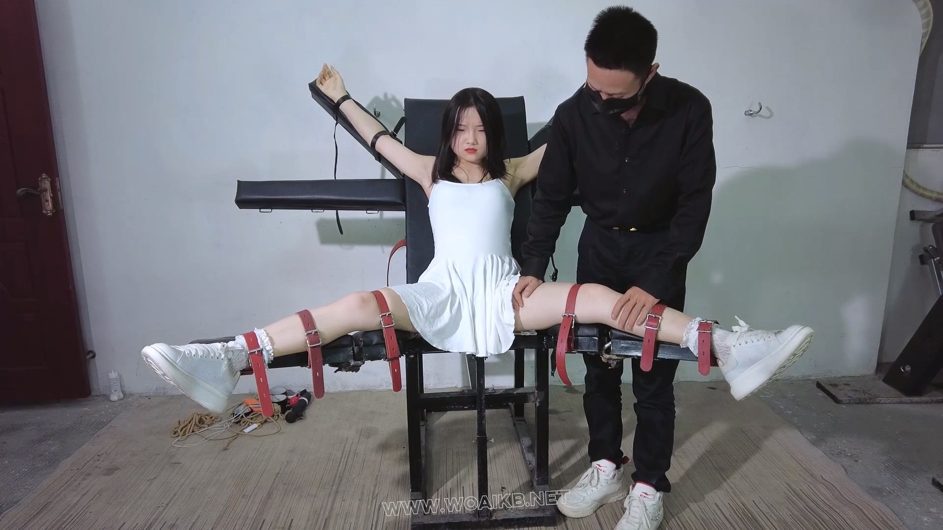 《首次喷尿哭了》本就非常敏感芳芳妹妹今天居然被震到喷尿了！当场崩溃委屈羞愧到 预览图