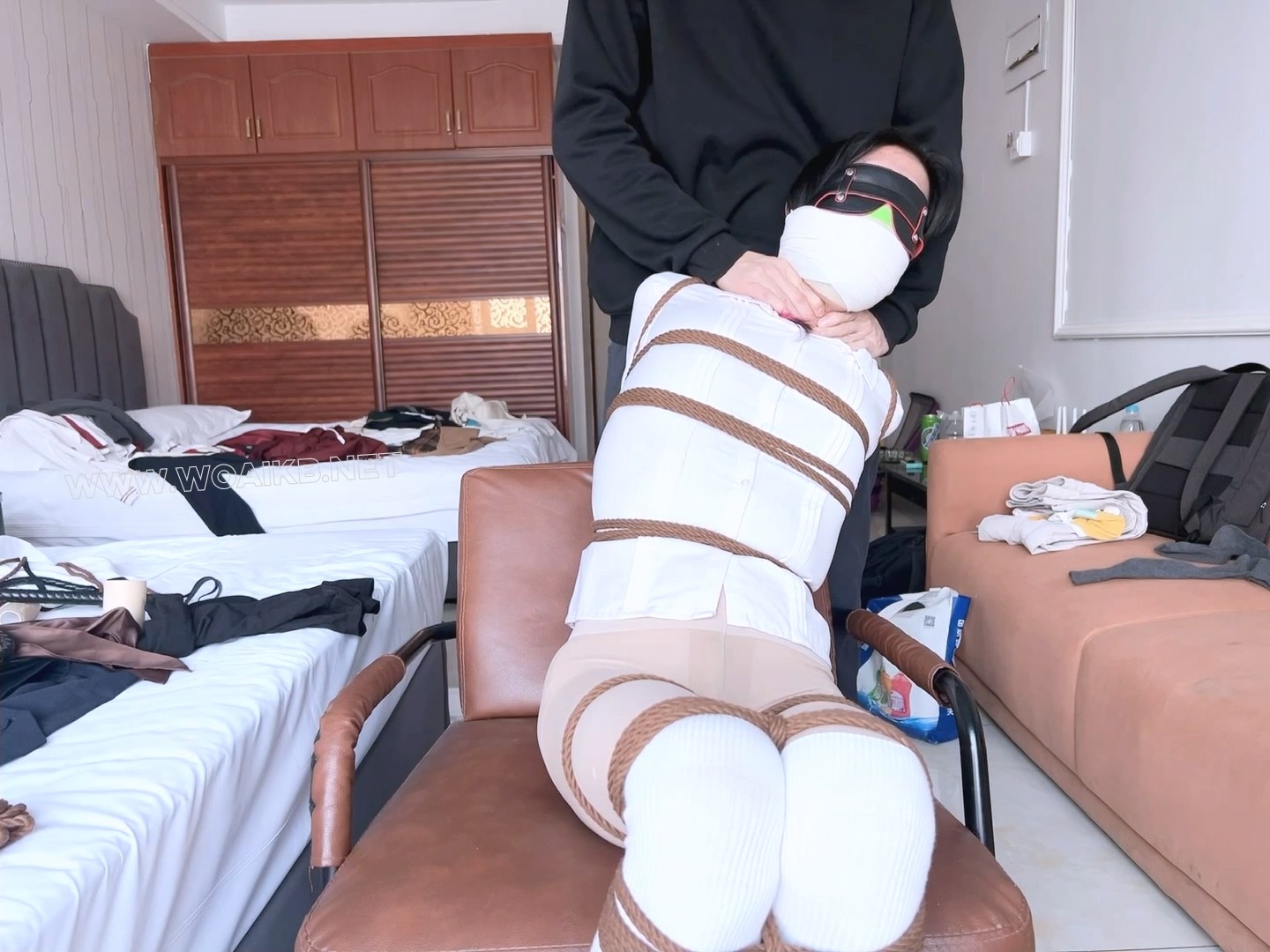 【长达6分半钟呼吸游戏超紧多重封嘴】多达六重封嘴，使劲呼救才挤出来一点点呻吟声 预览图
