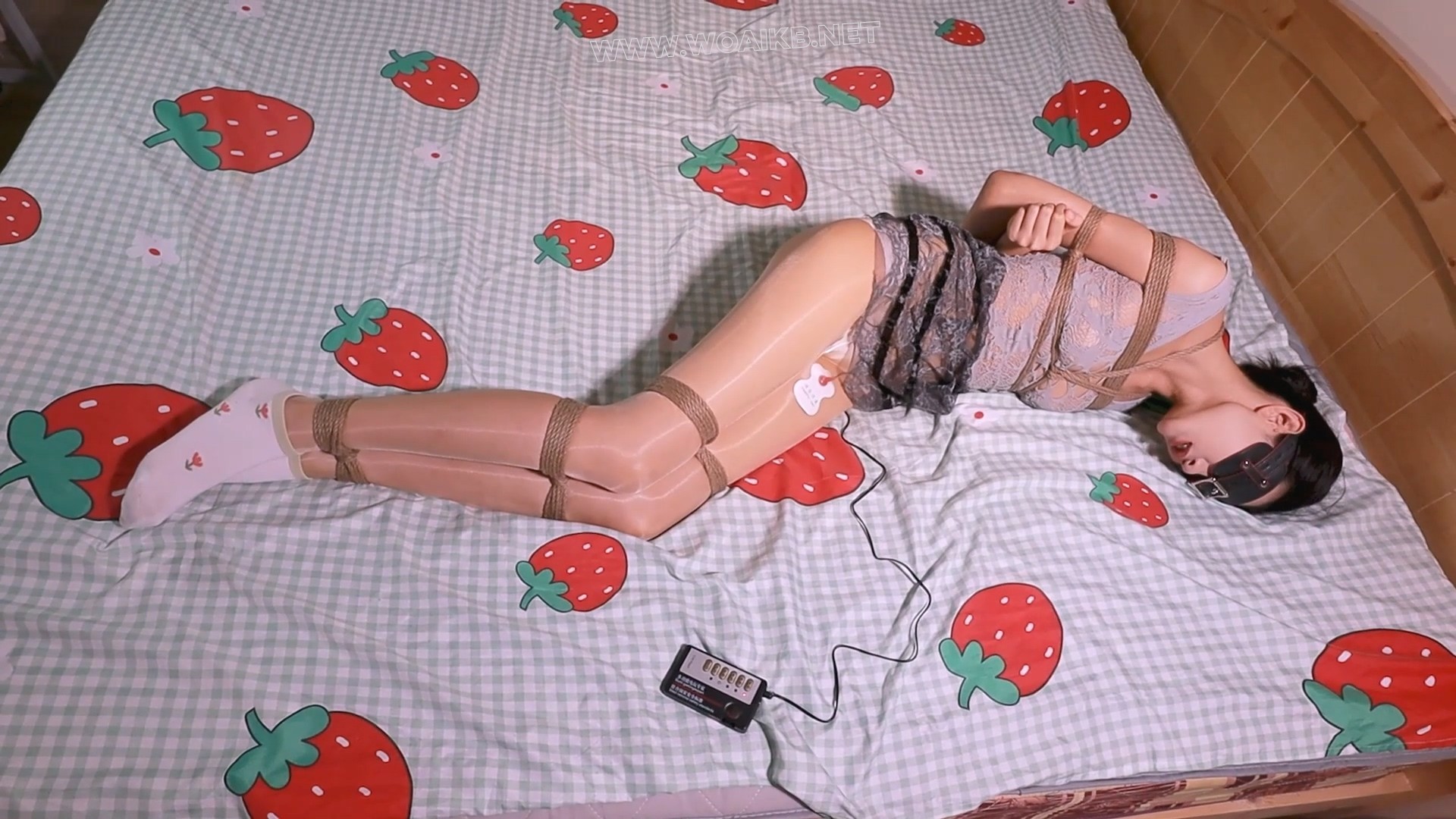 睡衣妹纸 妹纸穿着QQ睡衣，被束缚住双手双脚，随后TD、郊狼一起上，把妹纸虐得不要 预览图