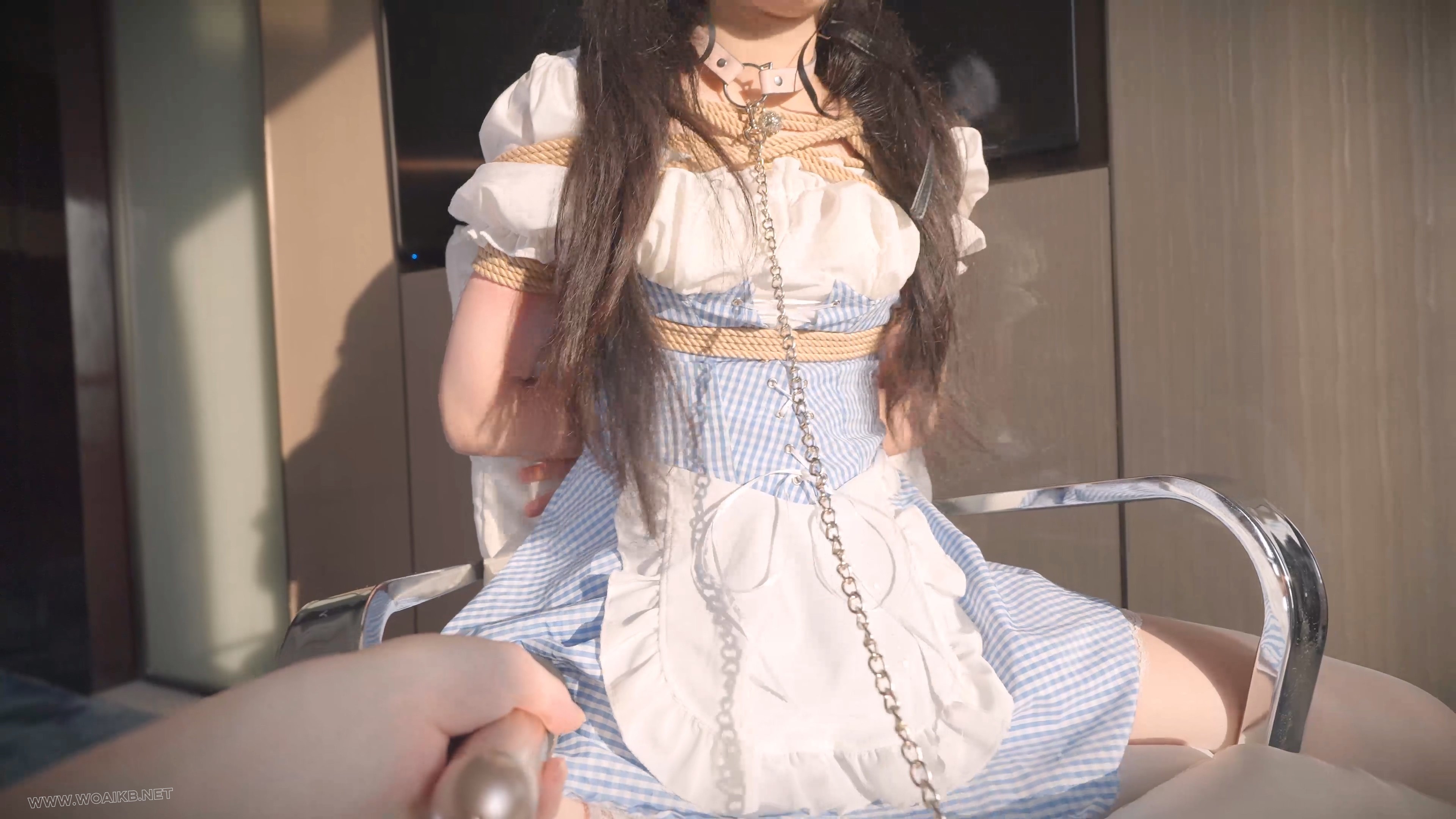 《 驯养我的偷懒女仆 2 》可爱的白丝小女仆睡过头了，嘴里叼着链子，爬到主人面前 预览图