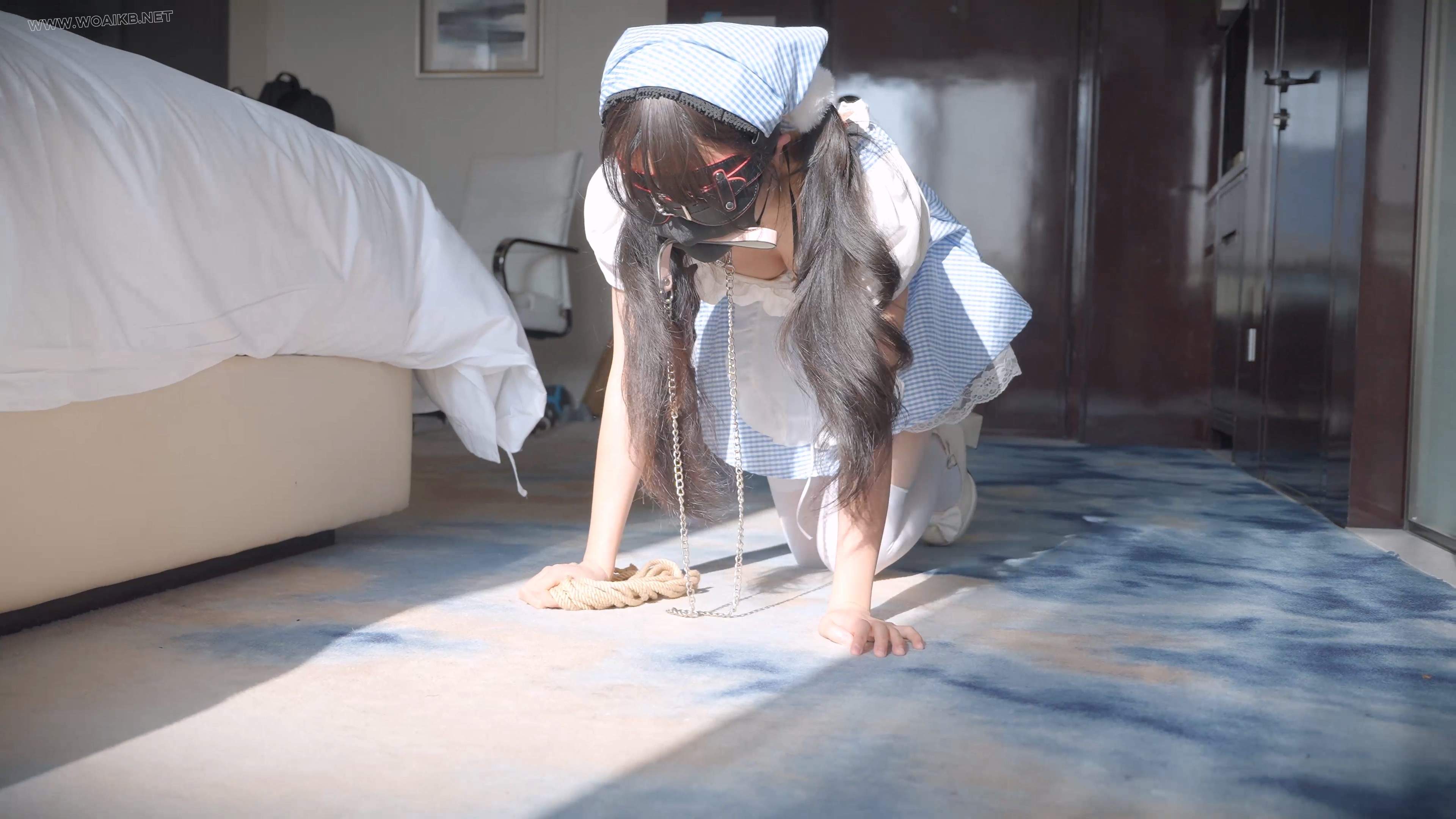 《 驯养我的偷懒女仆 2 》可爱的白丝小女仆睡过头了，嘴里叼着链子，爬到主人面前… 封面图