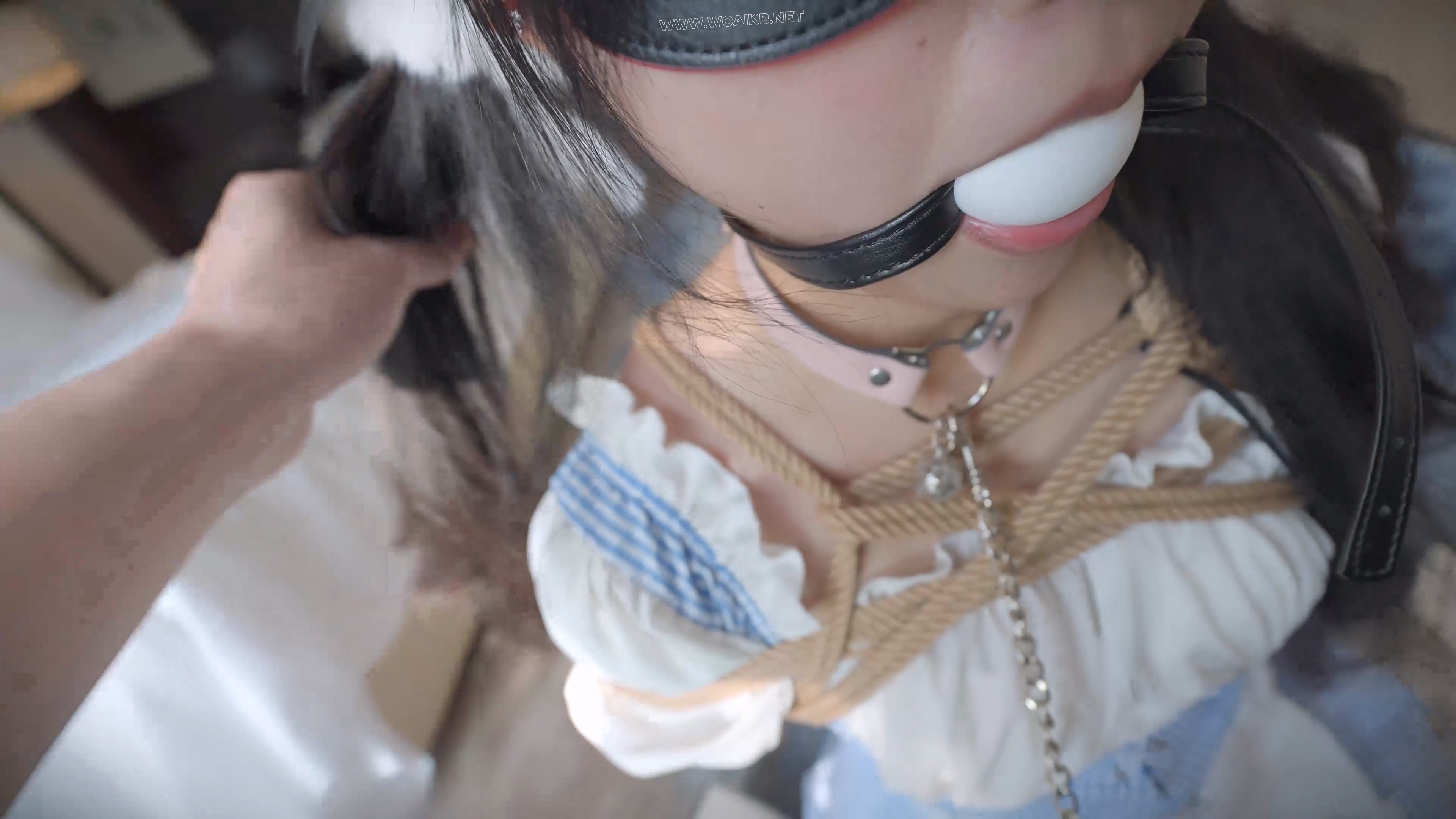 《 驯养我的偷懒女仆 2 》可爱的白丝小女仆睡过头了，嘴里叼着链子，爬到主人面前 预览图