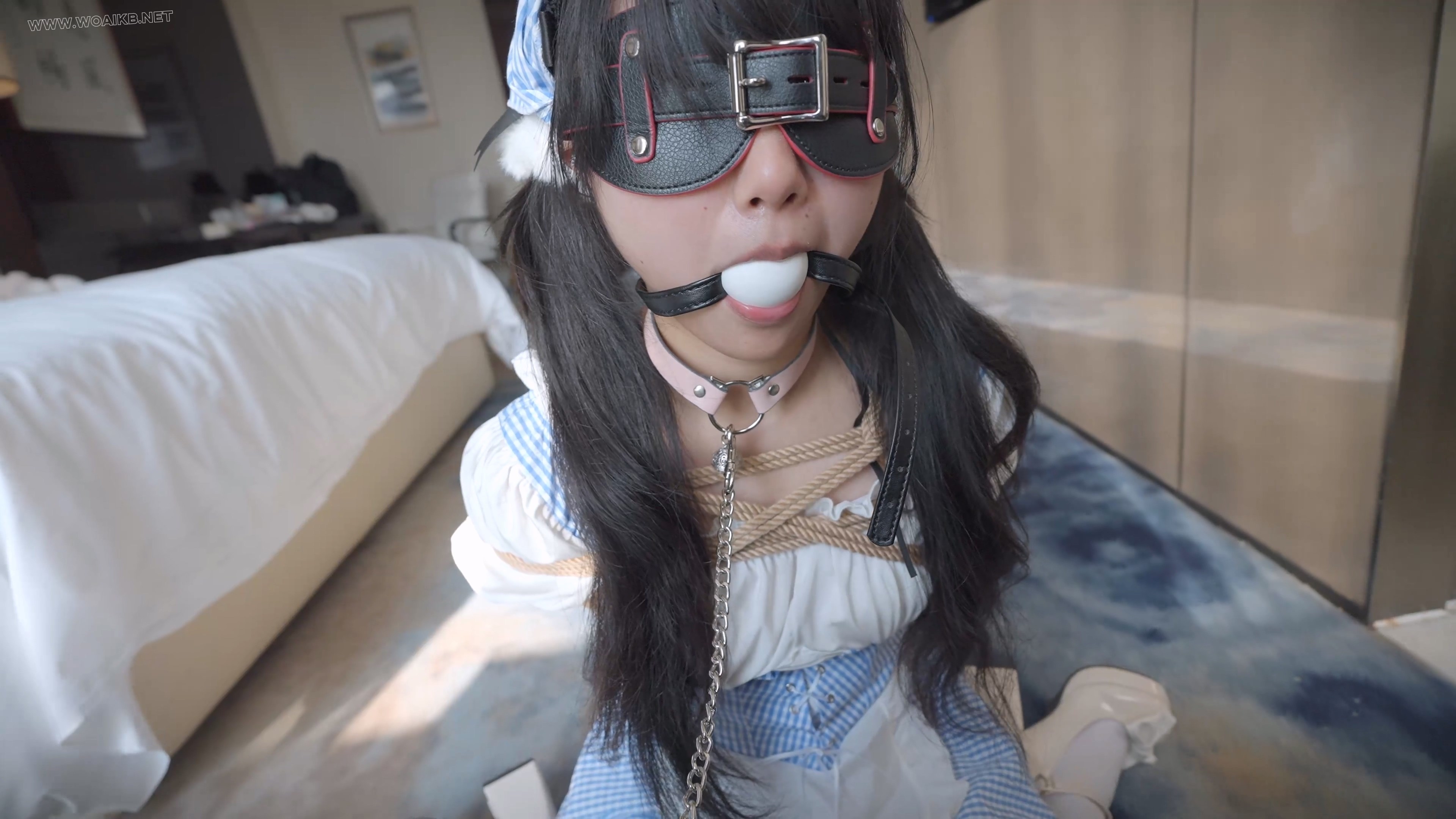《 驯养我的偷懒女仆 2 》可爱的白丝小女仆睡过头了，嘴里叼着链子，爬到主人面前 预览图
