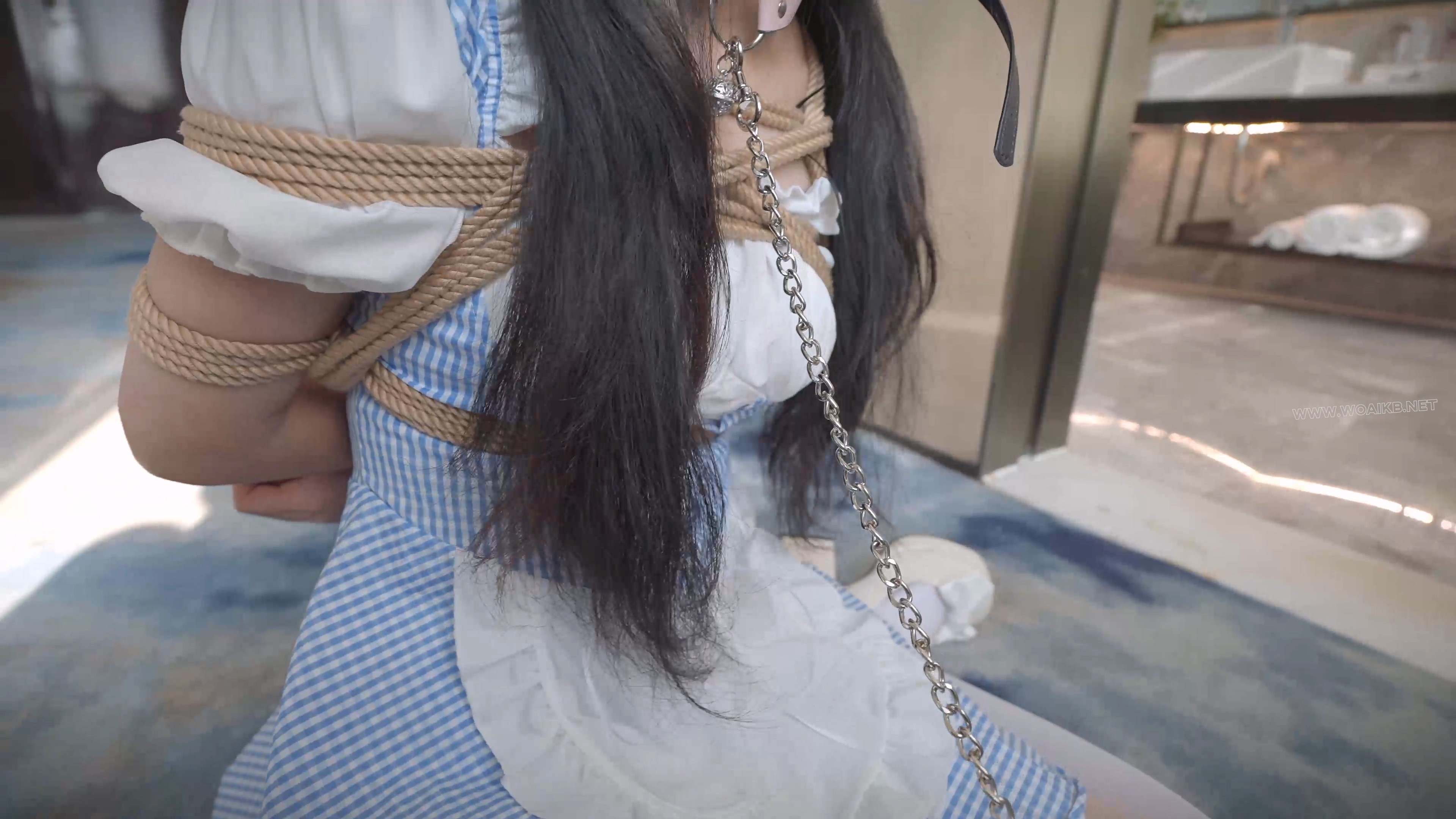 《 驯养我的偷懒女仆 2 》可爱的白丝小女仆睡过头了，嘴里叼着链子，爬到主人面前 预览图