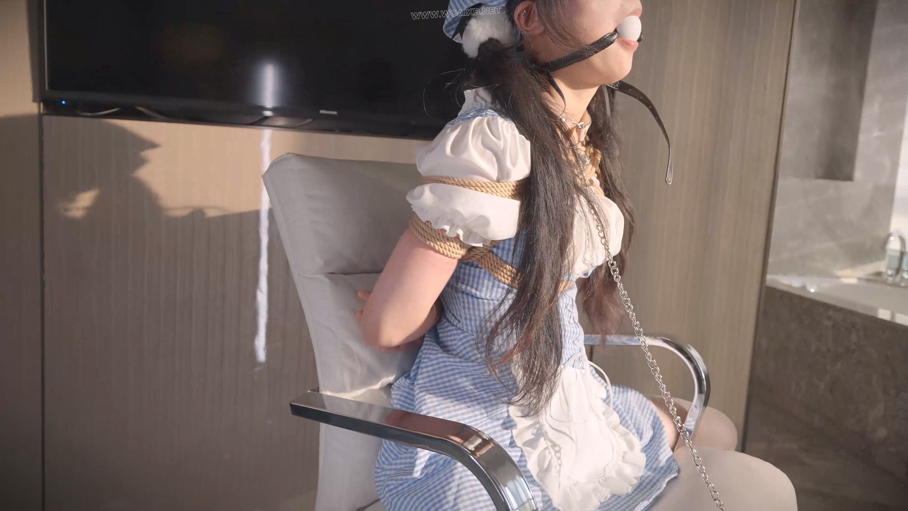 《 驯养我的偷懒女仆 2 》可爱的白丝小女仆睡过头了，嘴里叼着链子，爬到主人面前 预览图