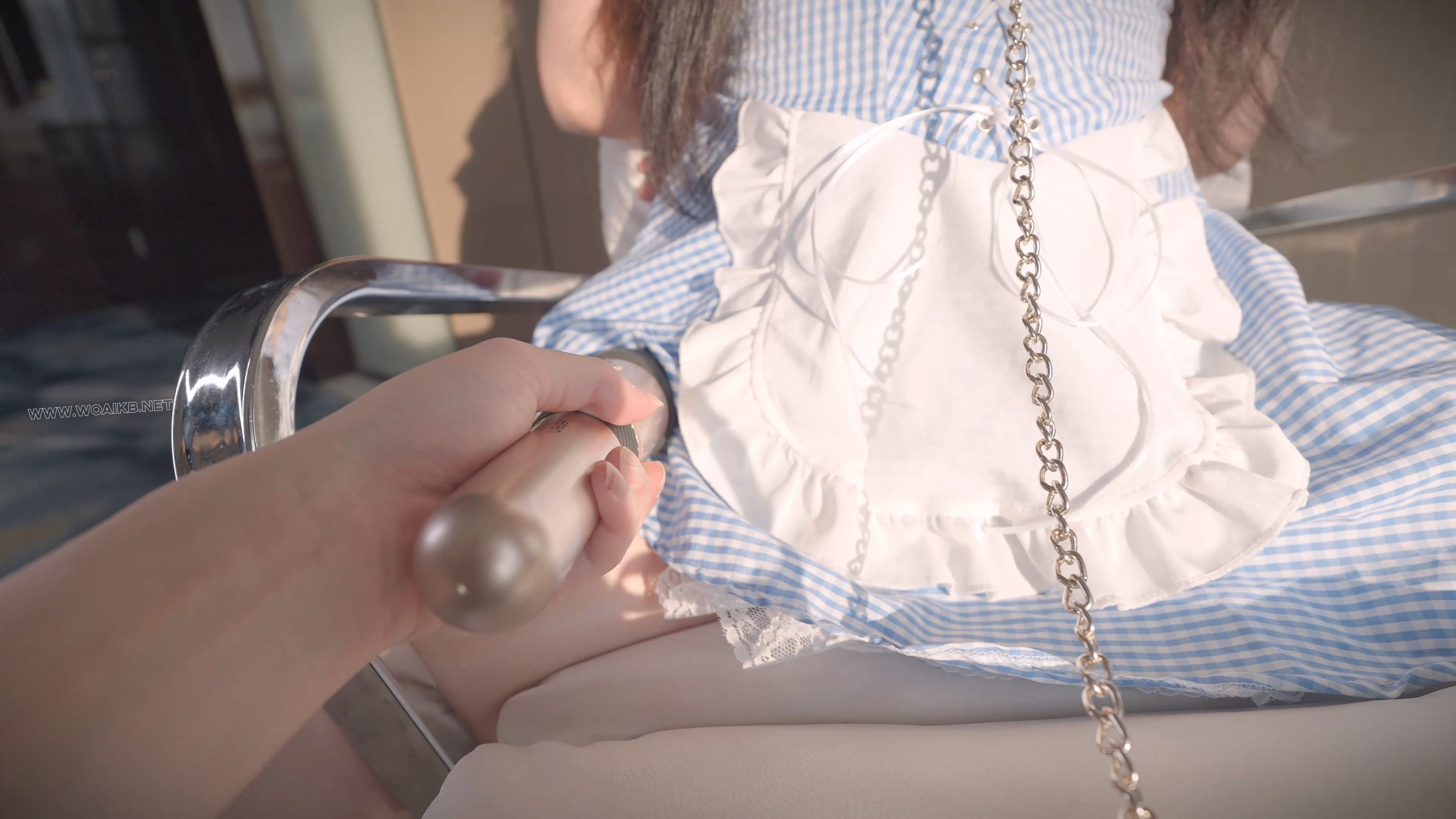 《 驯养我的偷懒女仆 2 》可爱的白丝小女仆睡过头了，嘴里叼着链子，爬到主人面前 预览图