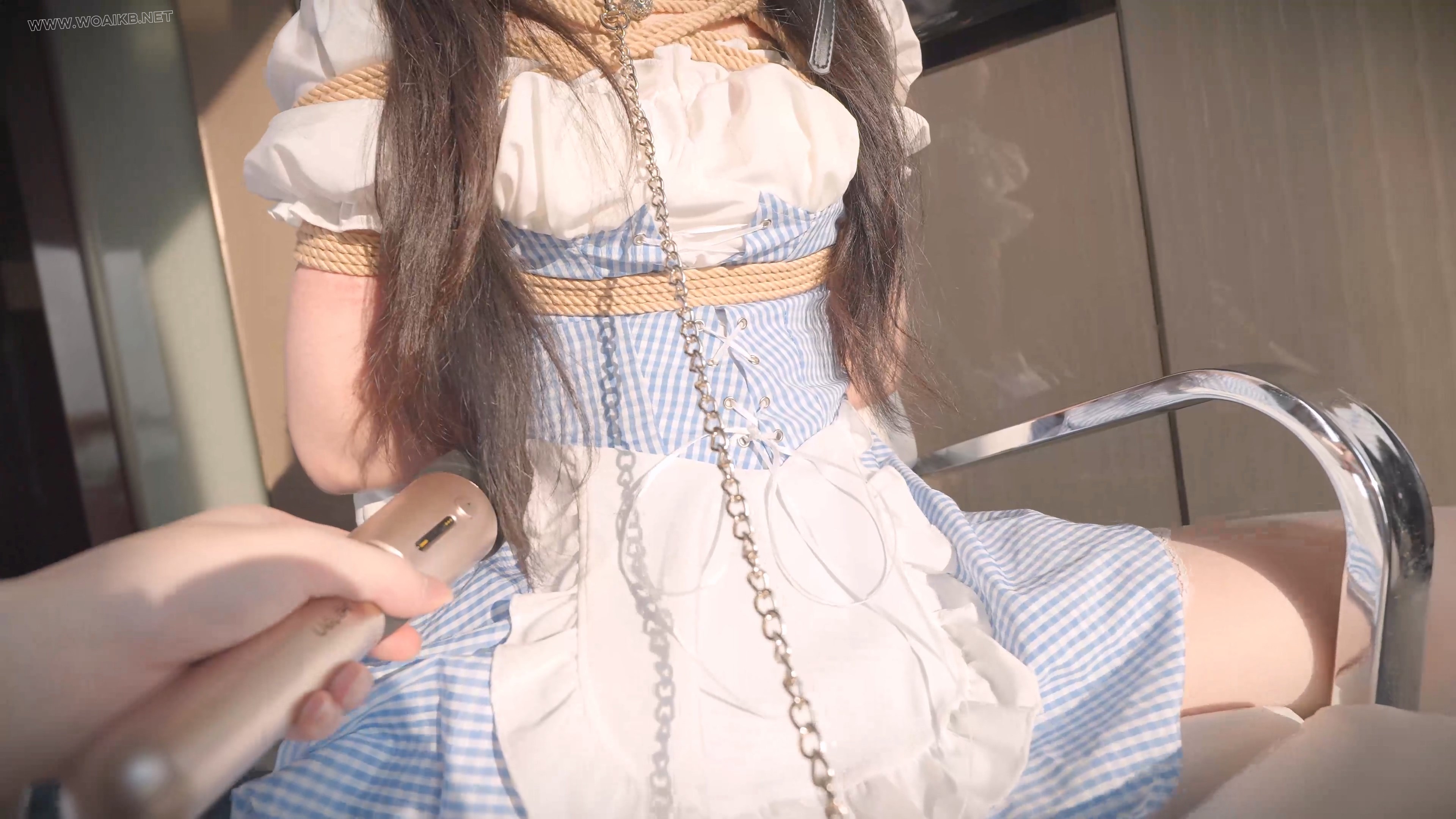 《 驯养我的偷懒女仆 2 》可爱的白丝小女仆睡过头了，嘴里叼着链子，爬到主人面前 预览图