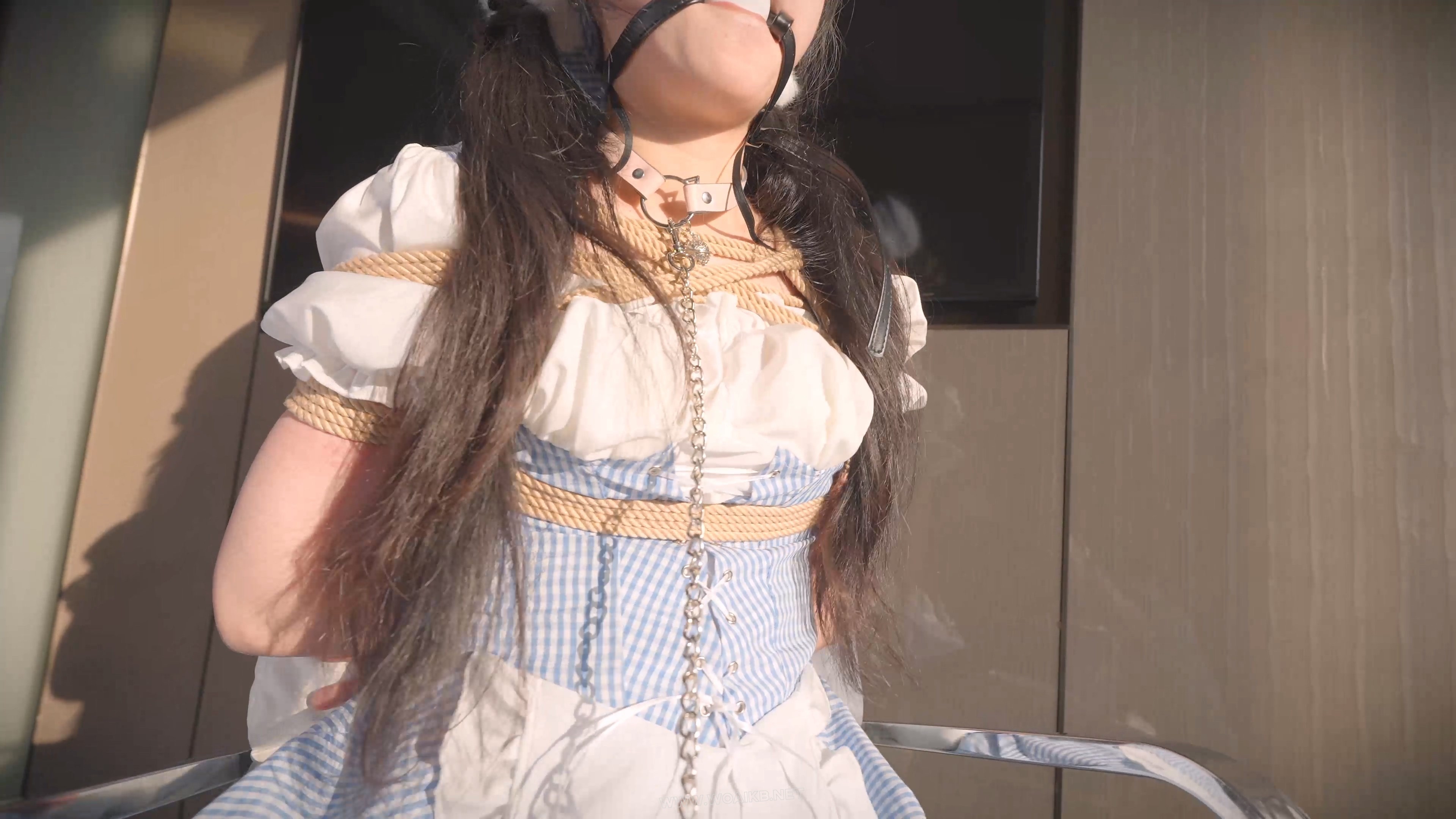 《 驯养我的偷懒女仆 2 》可爱的白丝小女仆睡过头了，嘴里叼着链子，爬到主人面前 预览图
