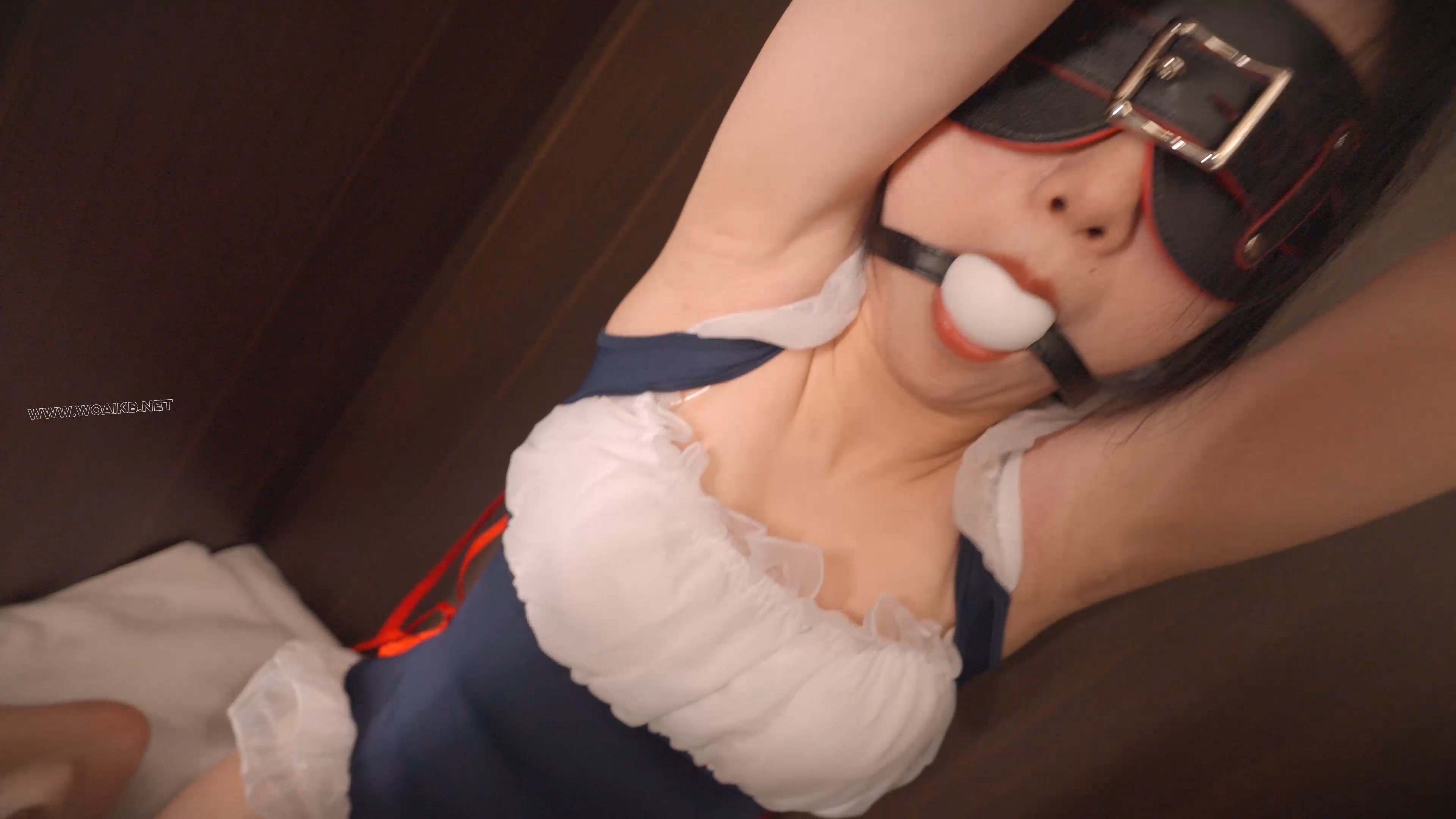 《 驯养我的偷懒女仆 3 》把懒惰成性的小女仆放置衣柜，双手吊起来、皮带紧缚白丝 预览图