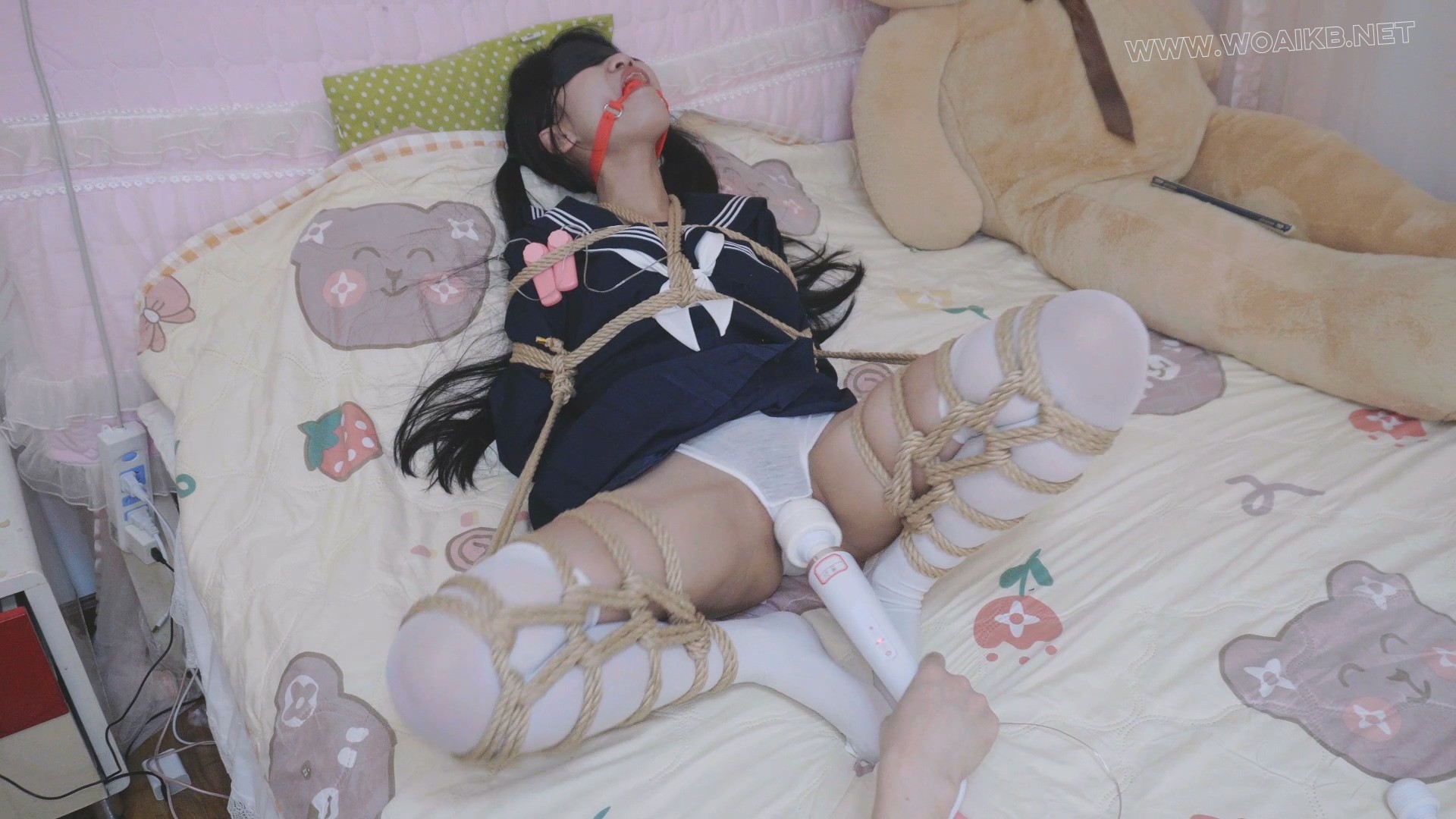 双马尾白丝Jk妹子，三种震动玩具体验 预览图