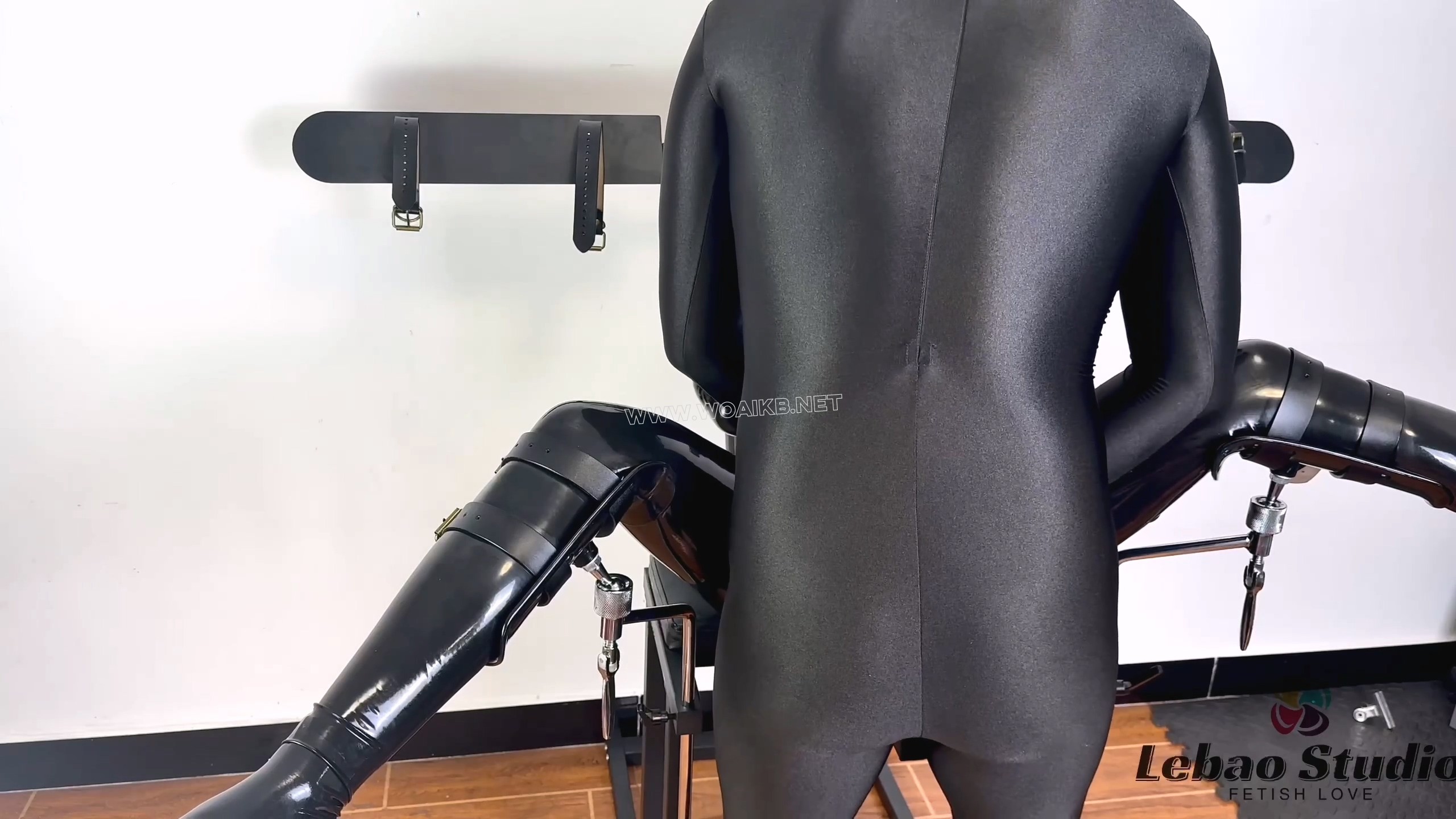全身乳胶化的少女被拘束和入体玩具无尽的膏潮：乳胶阴1道｜zhi息性艾｜两枚塞入体 预览图