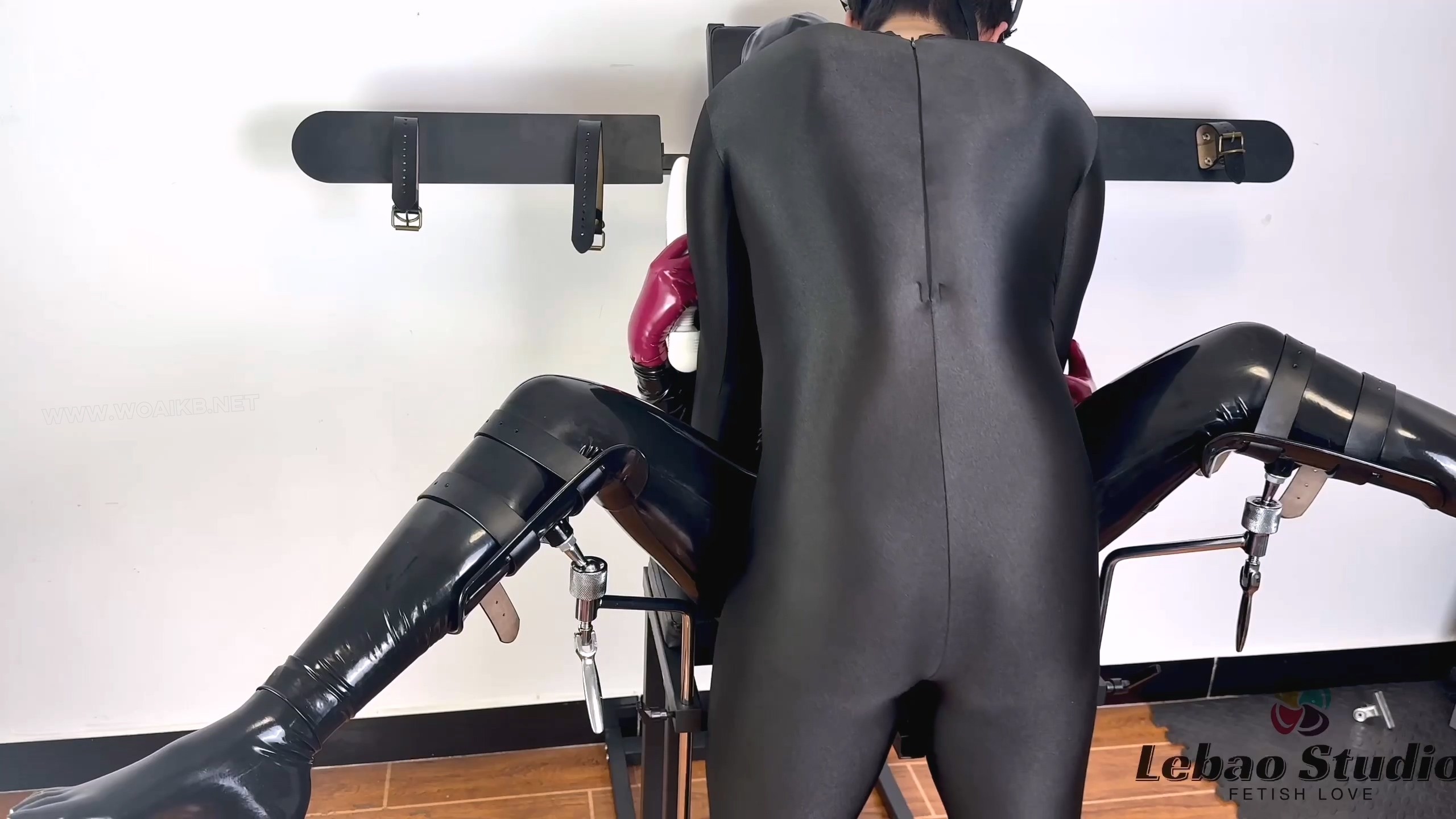 全身乳胶化的少女被拘束和入体玩具无尽的膏潮：乳胶阴1道｜zhi息性艾｜两枚塞入体 预览图