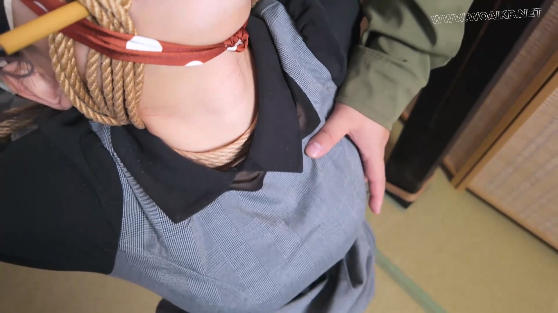 小0-小偷被男主人发现以后的惩罚事件！勒脖子踮脚+竹缚固定！ 预览图