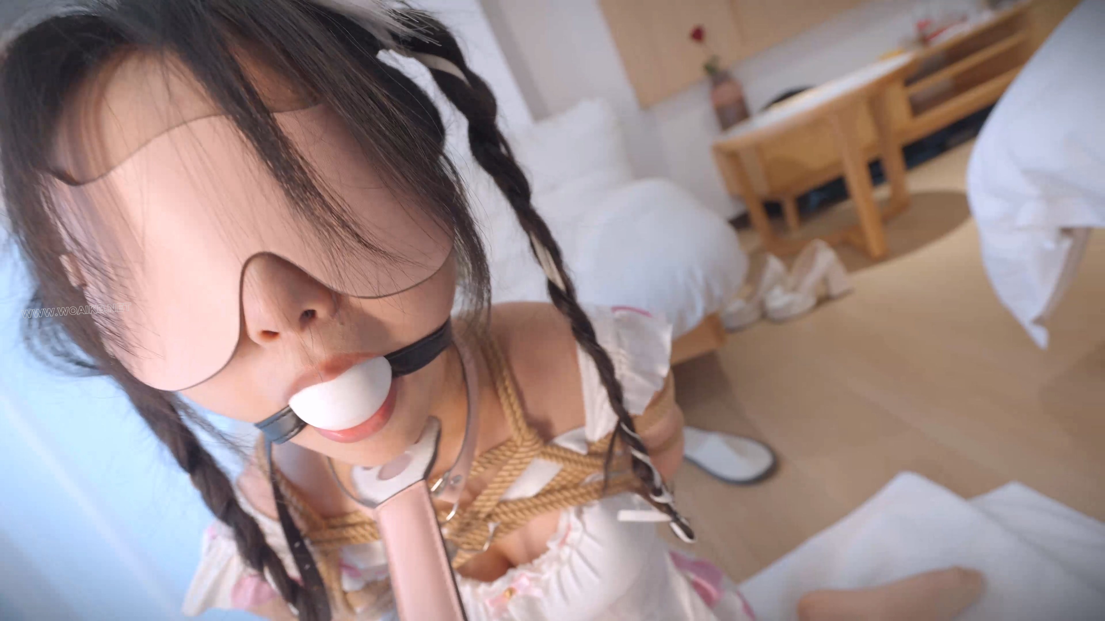 《驯养我的偷懒女仆4》粉粉嫩嫩的双马尾小女仆，鸭子坐在地上乖乖认错，挂着脖链、 预览图