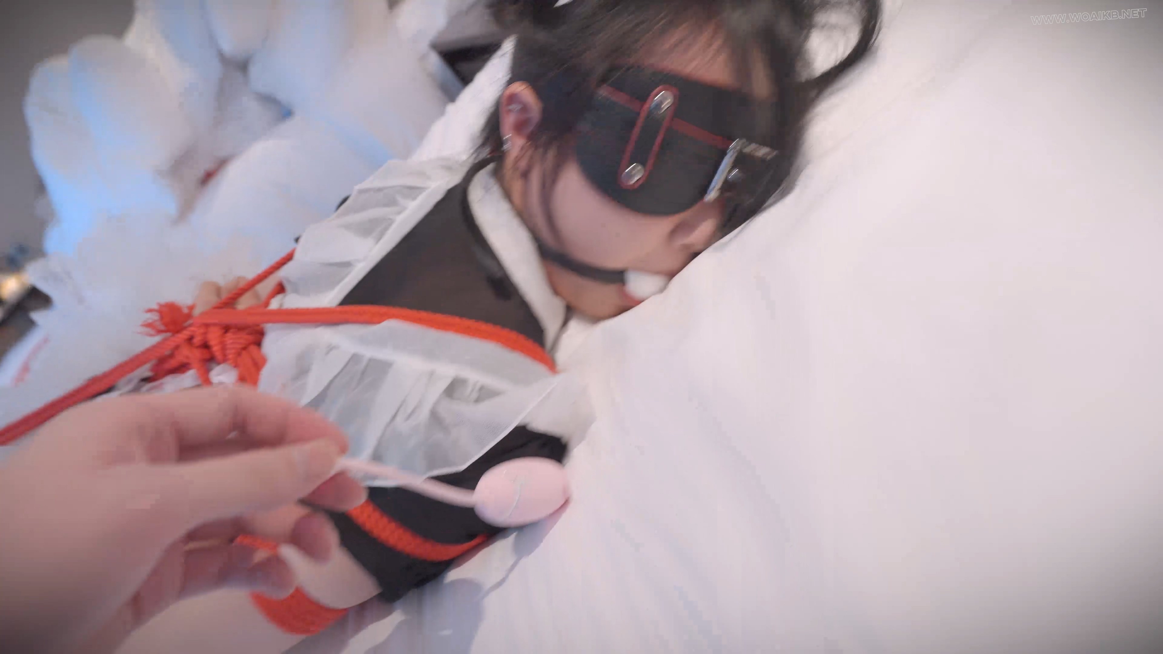 《驯养我的偷懒女仆5》可爱的小女仆鸭子坐在地上，渴求主人的惩罚，驷马捆绑丢在床 预览图