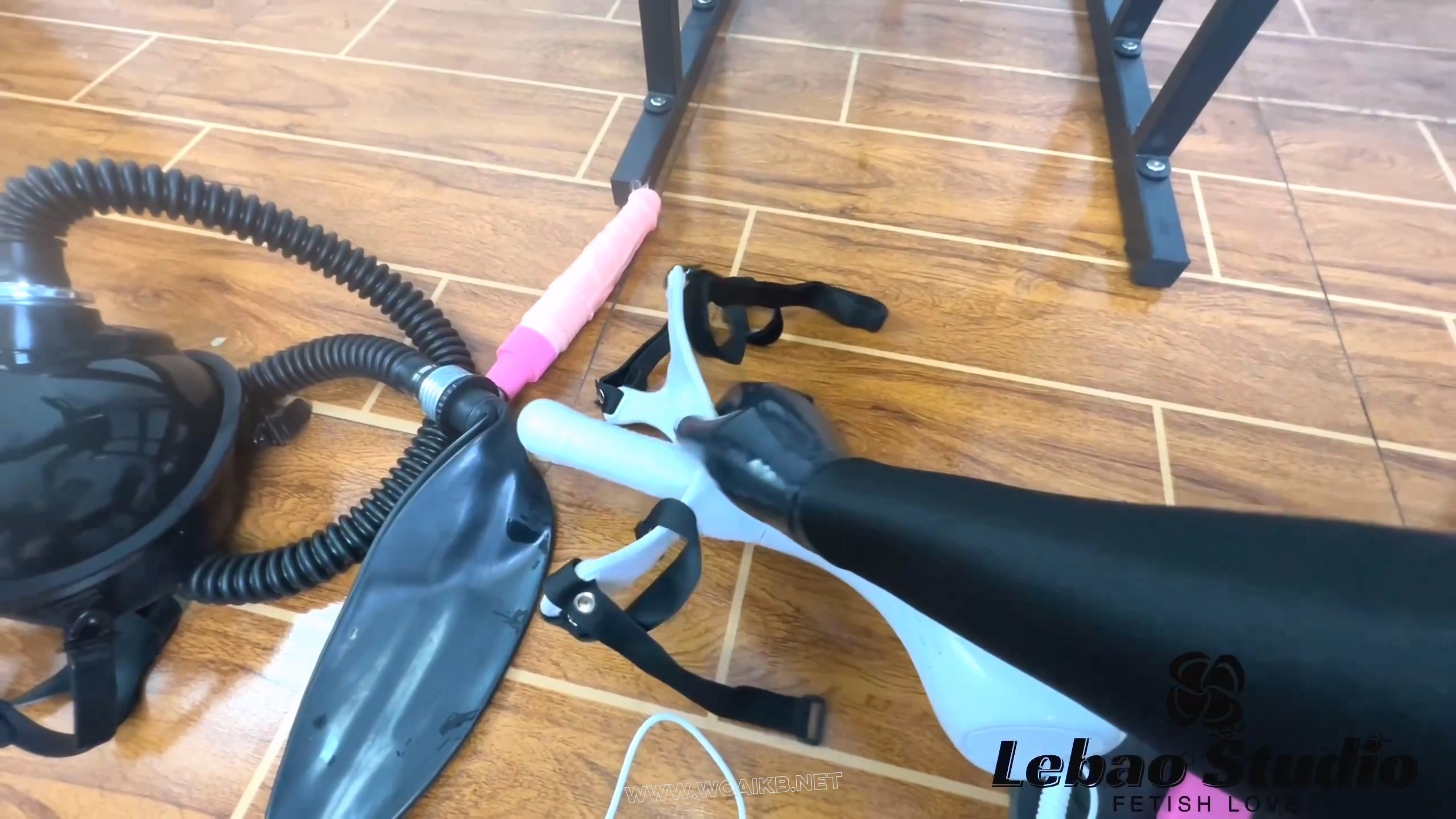 全身乳胶化的少女被拘束和入体玩具无尽的膏潮：乳胶阴1道｜zhi息性艾｜两枚塞入体 预览图