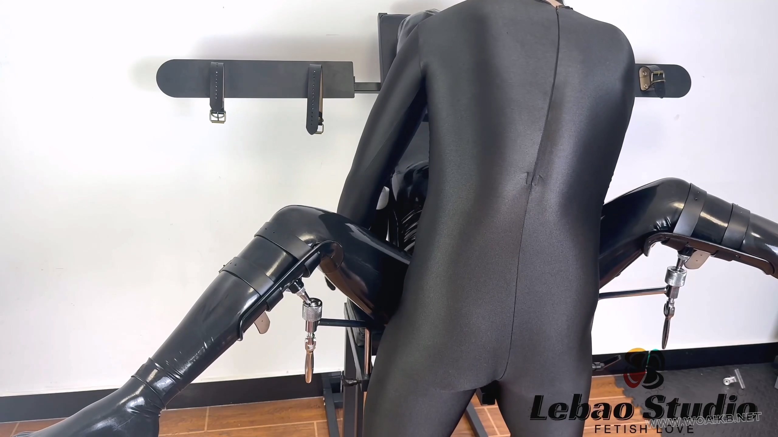 全身乳胶化的少女被拘束和入体玩具无尽的膏潮：乳胶阴1道｜zhi息性艾｜两枚塞入体 预览图