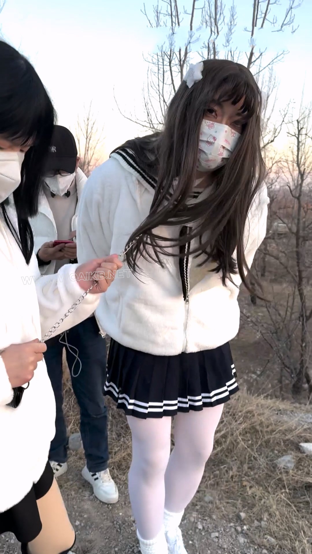【雨桐】水手服少女郊游遭绑架，逃跑被抓后被女匪绑在树上电击羞辱惩罚。最终屈服 预览图