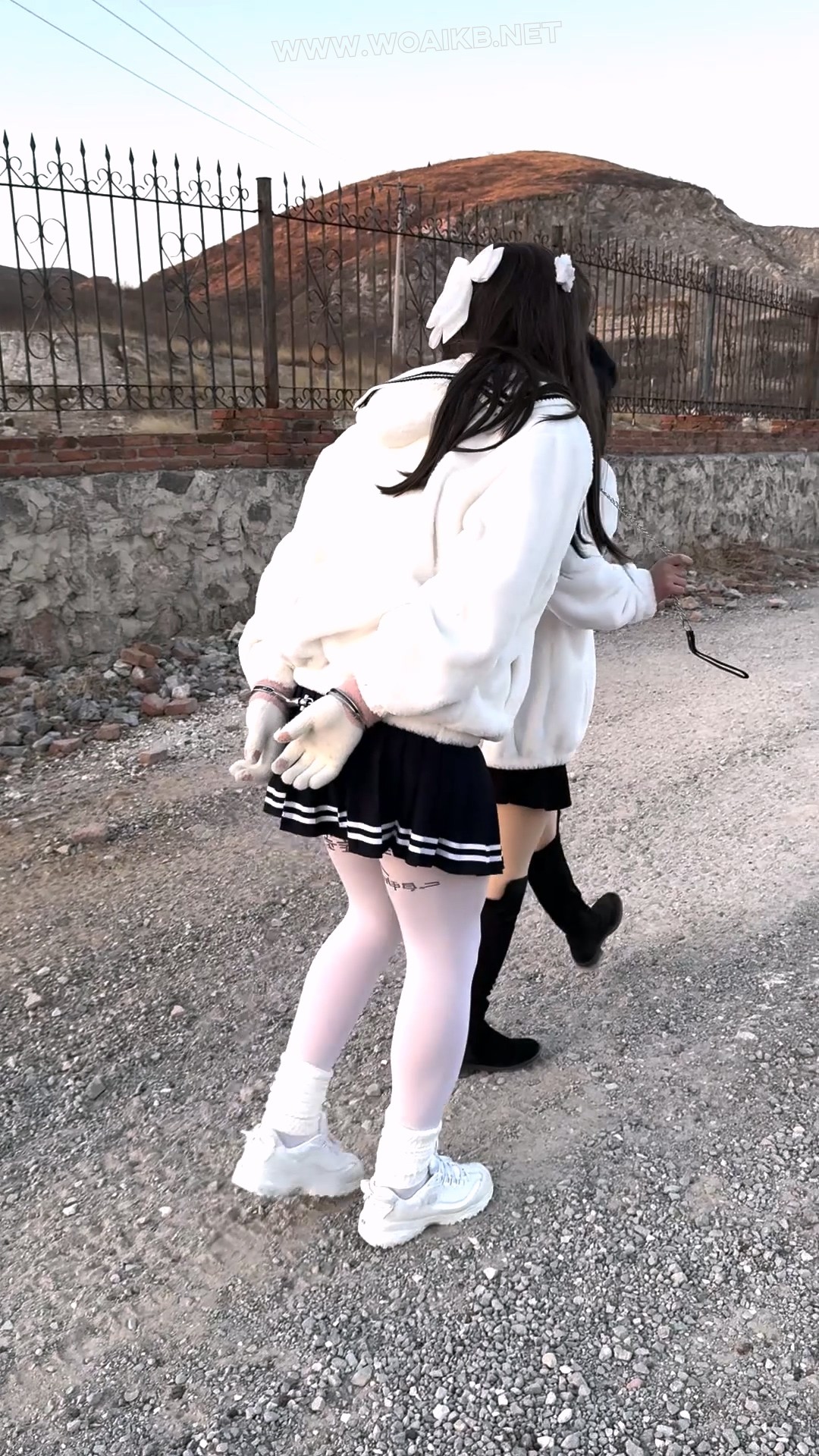 【雨桐】水手服少女郊游遭绑架，逃跑被抓后被女匪绑在树上电击羞辱惩罚。最终屈服 预览图