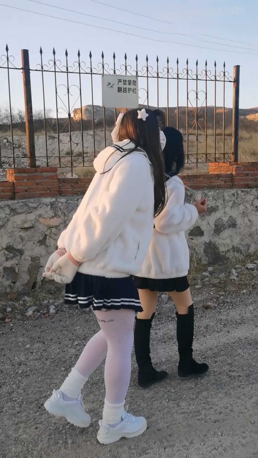 【雨桐】水手服少女郊游遭绑架，逃跑被抓后被女匪绑在树上电击羞辱惩罚。最终屈服 预览图