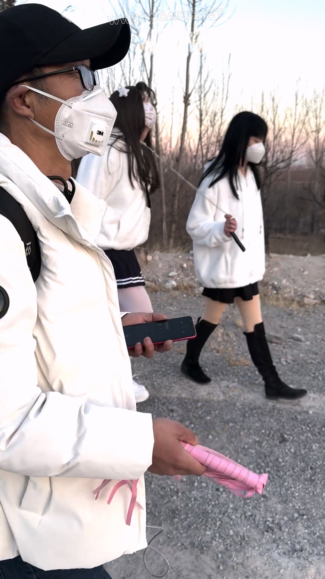 【雨桐】水手服少女郊游遭绑架，逃跑被抓后被女匪绑在树上电击羞辱惩罚。最终屈服 预览图