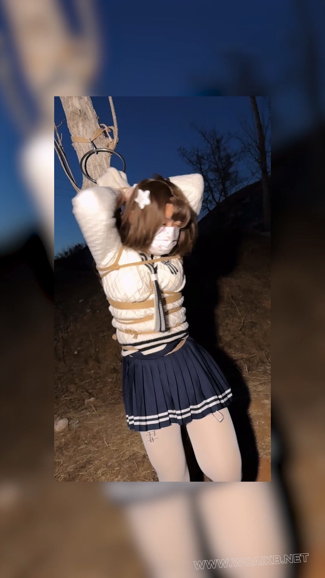 【雨桐】水手服少女郊游遭绑架，逃跑被抓后被女匪绑在树上电击羞辱惩罚。最终屈服 预览图