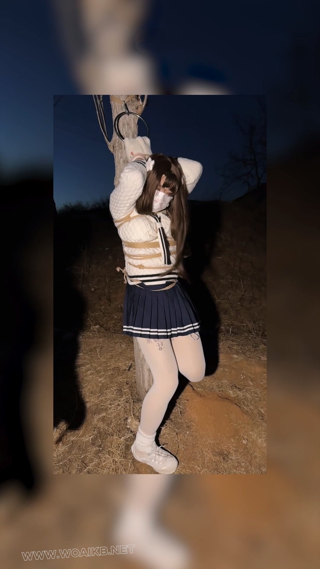 【雨桐】水手服少女郊游遭绑架，逃跑被抓后被女匪绑在树上电击羞辱惩罚。最终屈服 预览图