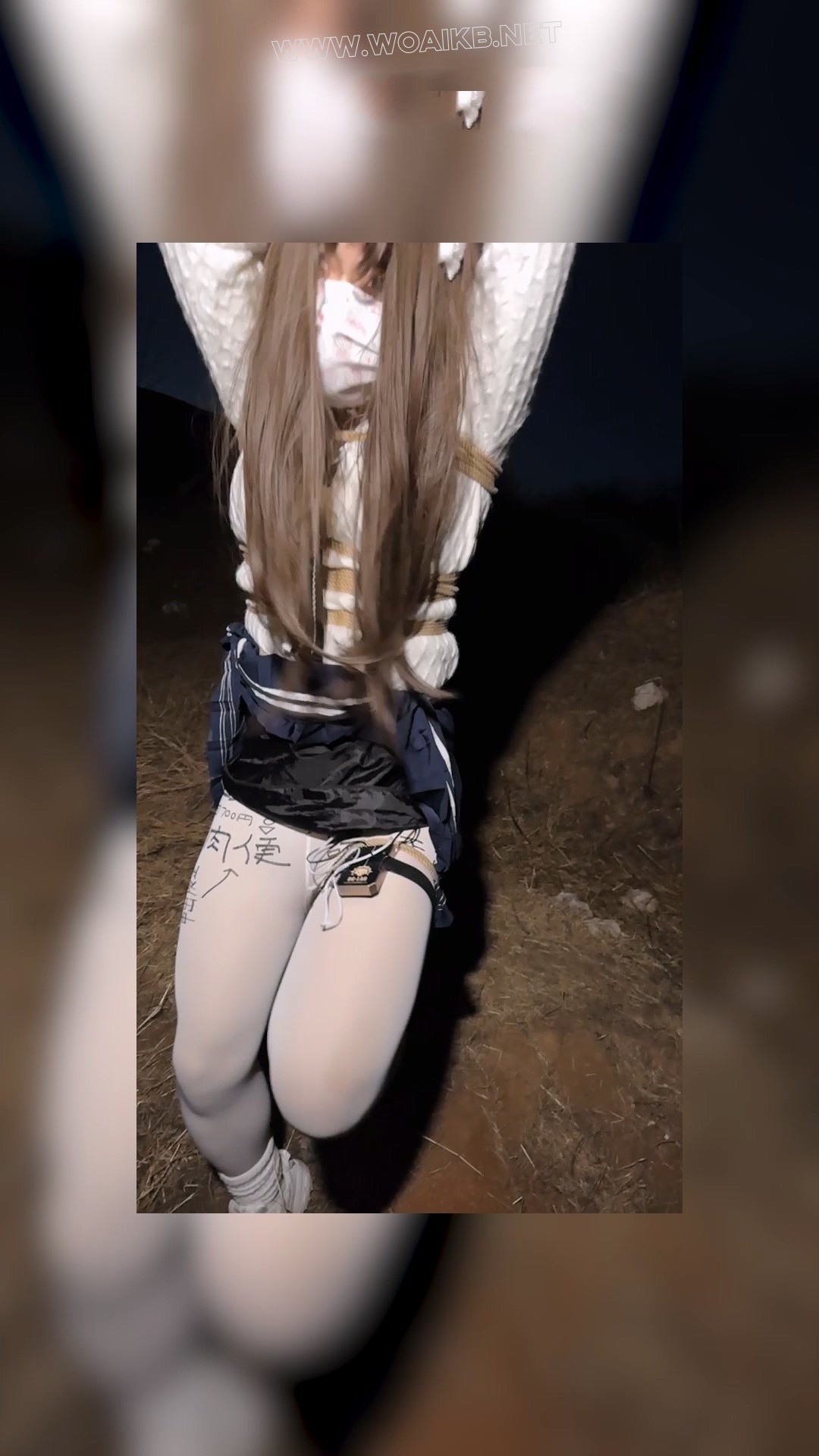 【雨桐】水手服少女郊游遭绑架，逃跑被抓后被女匪绑在树上电击羞辱惩罚。最终屈服 预览图