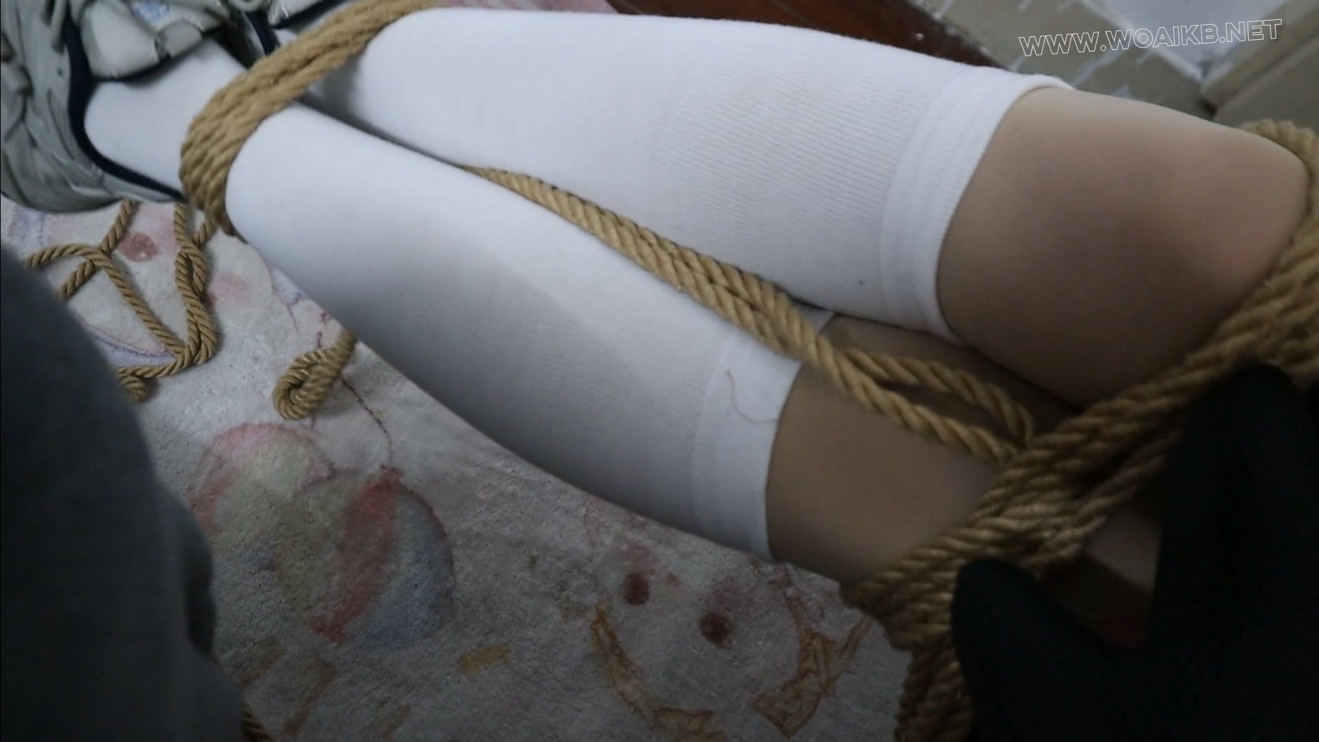 暴虐运动鞋樱花妹本玥，怎么可以让人家自己拿着玩具的控制器，然后再欺负我呢？你 预览图