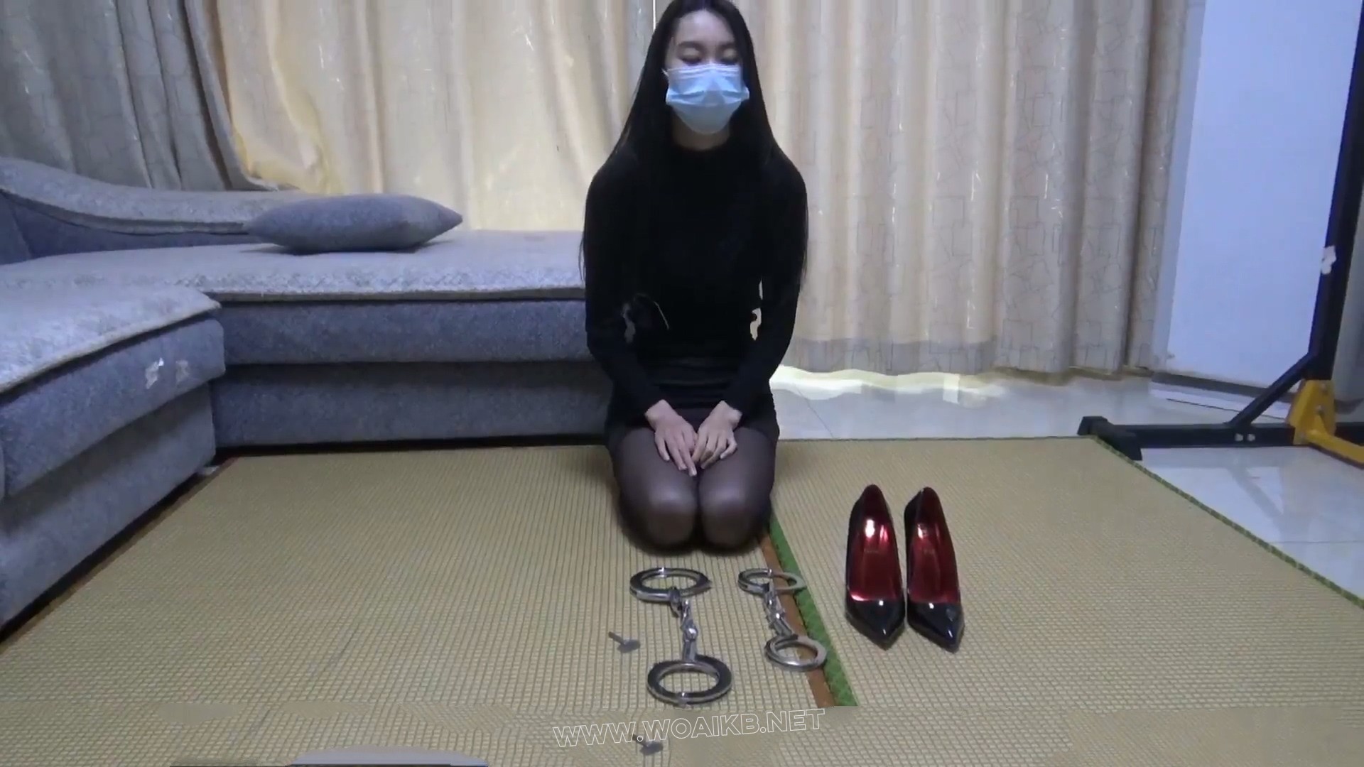 【红豆】未完成业绩的惩罚 TD手脚考 黑丝少女的放置 结果她居然在享受 封面图