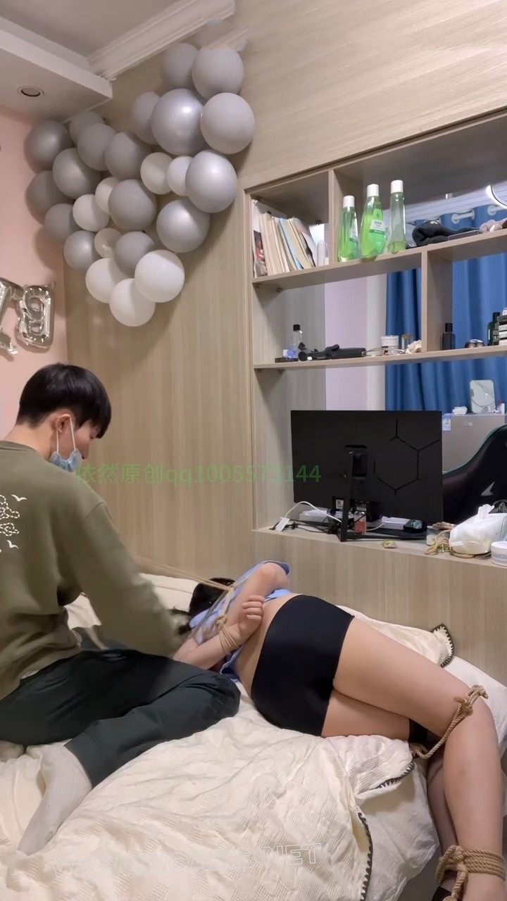 漂亮女搜查官被歹徒绑架，丝袜口球堵嘴，驷马折磨。捏胸tk，舔足， 迷人的娇喘挣扎 预览图