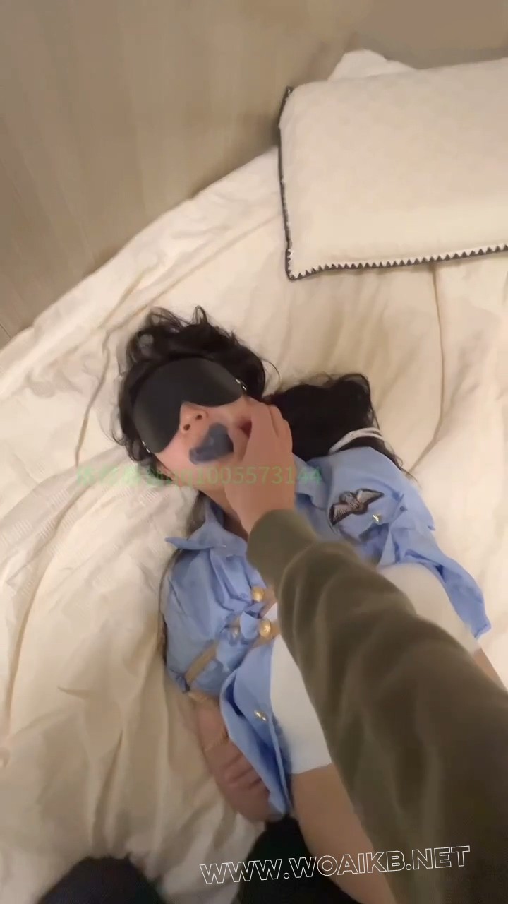 漂亮女搜查官被歹徒绑架，丝袜口球堵嘴，驷马折磨。捏胸tk，舔足， 迷人的娇喘挣扎 预览图