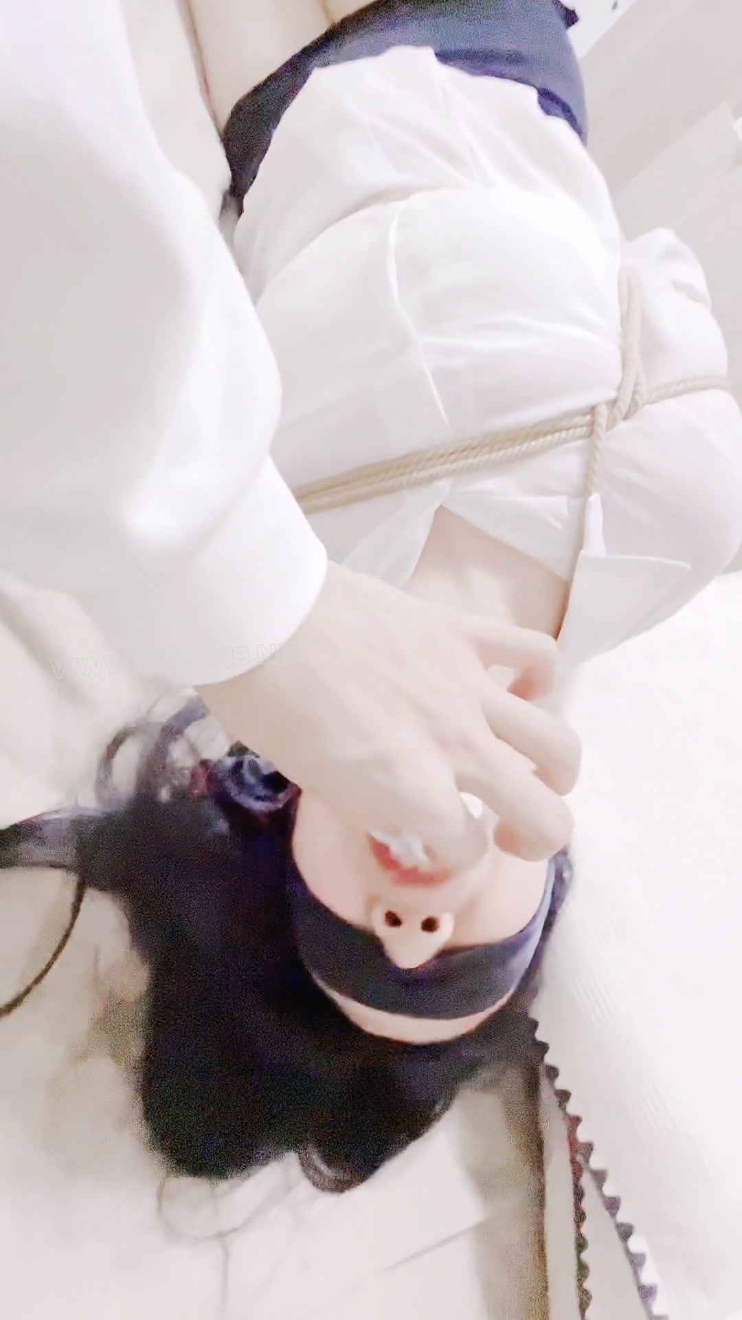 黑丝女秘书在办公室遭遇歹徒驷马绑架，棉袜绷带堵嘴，挠脚心tk逼问保险箱密码。全 预览图