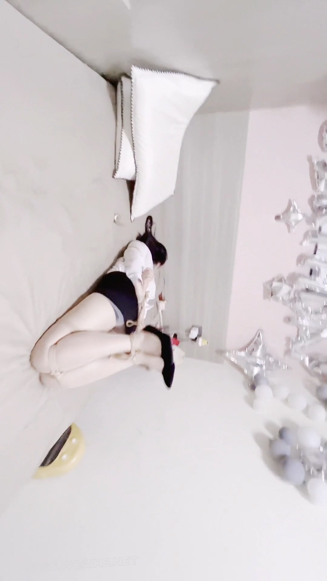 黑丝女秘书在办公室遭遇歹徒驷马绑架，棉袜绷带堵嘴，挠脚心tk逼问保险箱密码。全 预览图