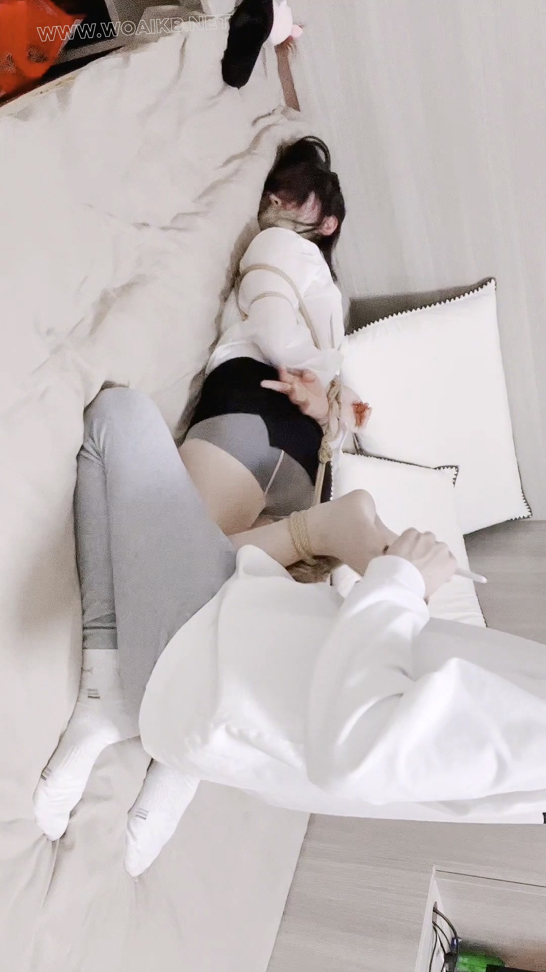 黑丝女秘书在办公室遭遇歹徒驷马绑架，棉袜绷带堵嘴，挠脚心tk逼问保险箱密码。全 预览图